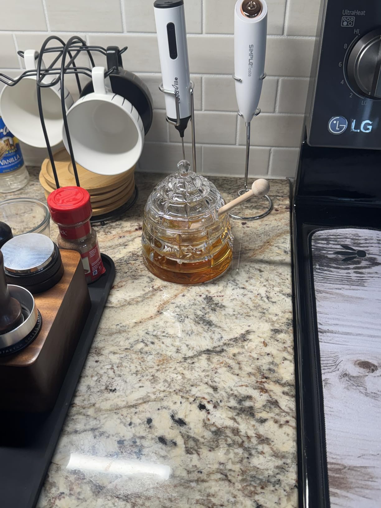 PAULSWAY 9 oz Beehive Crystal Honey Pot with 2 Dipper Sticks - Elegant Glass Honey Jar with Lid, No Drip Honey Dispenser & Syrup Container for Home Kitchen Decor customer photo 2
