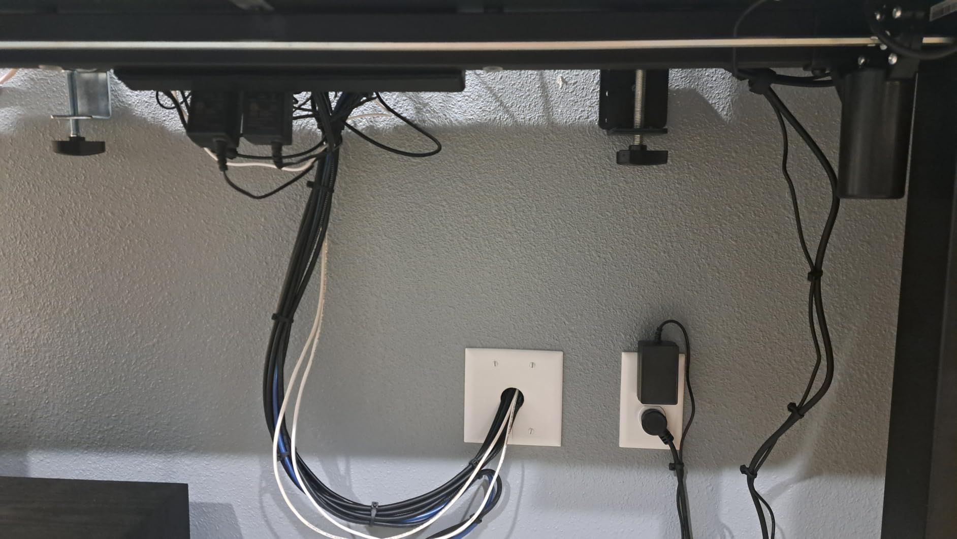 Yintar 6Ft Surge Protector Power Strip with 6 Outlets & 3 USB Ports, Black customer photo 2