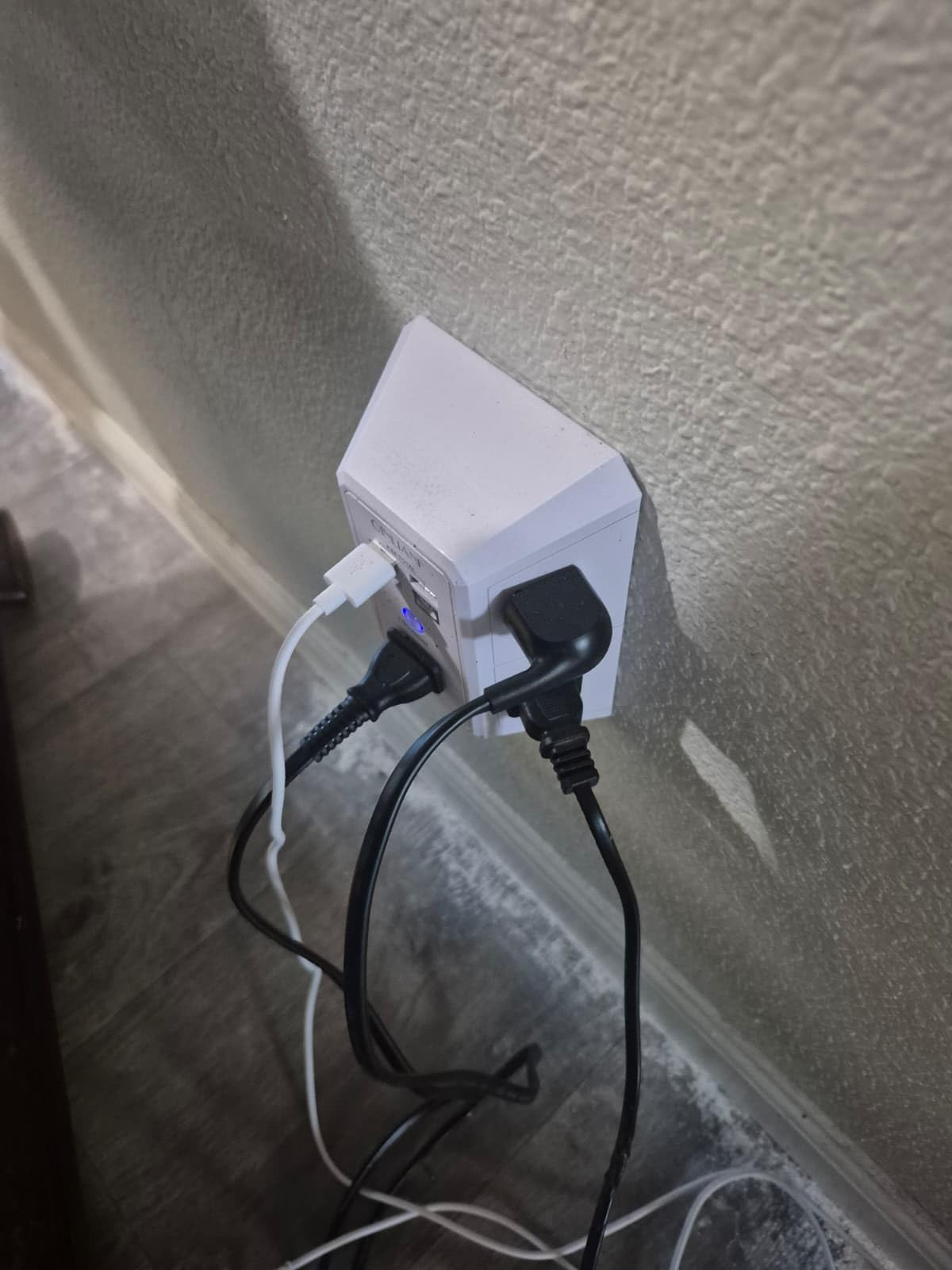Wall Charger, Surge Protector, QINLIANF 5 Outlet Extender with 4 USB Ports customer photo 1