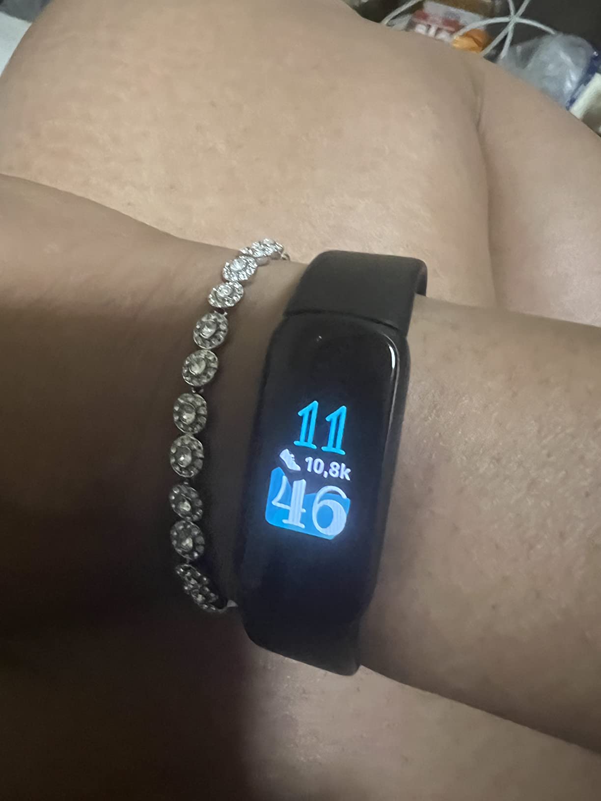 Fitbit Luxe-Fitness and Wellness-Tracker with Stress Management, Sleep-Tracking and 24/7 Heart Rate, Black/Graphite, One Size (S & L Bands Included) customer photo 1