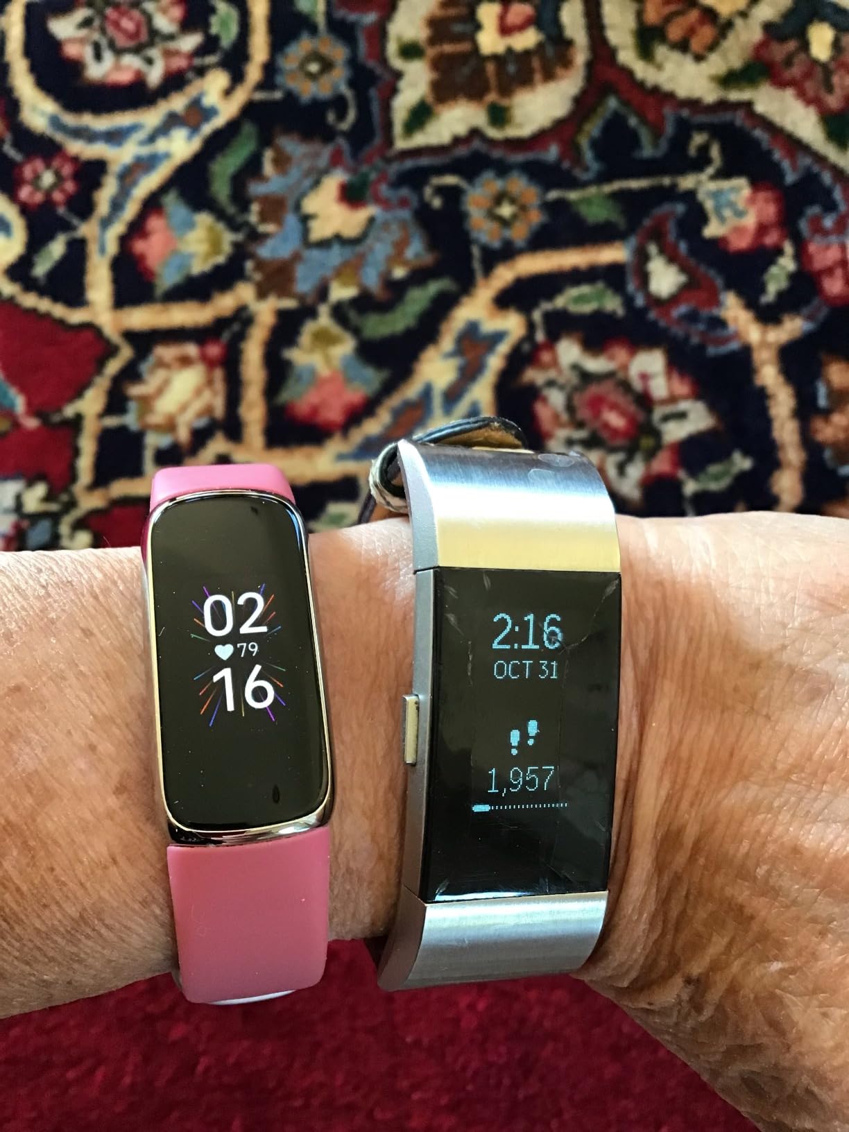 Fitbit Luxe-Fitness and Wellness-Tracker with Stress Management, Sleep-Tracking and 24/7 Heart Rate, Black/Graphite, One Size (S & L Bands Included) customer photo 2