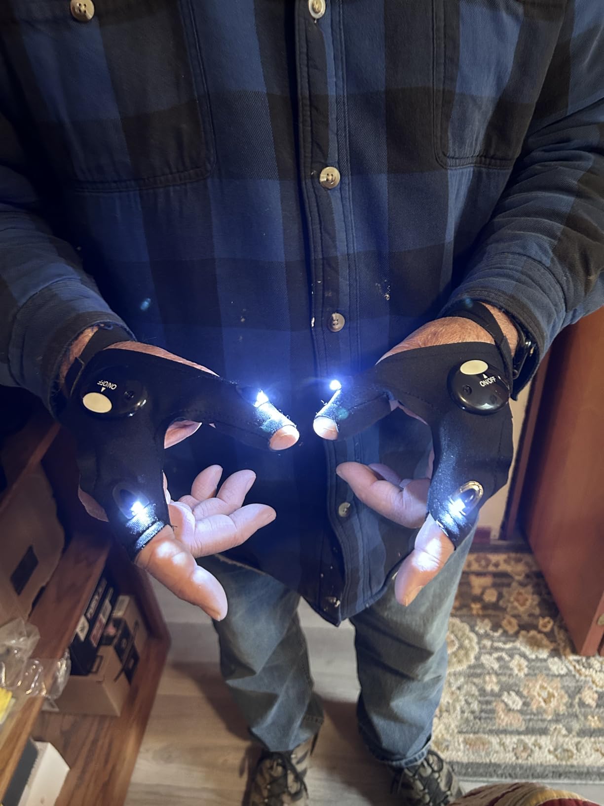 MOIPEJO LED Flashlight Gloves, Gifts for Men Dad Him Boyfriend Husband, Cool Gadget Hands-Free Finger Lights for Camping Fishing Repairing, Fathers Day Christmas Birthday Gift-Black customer photo 2