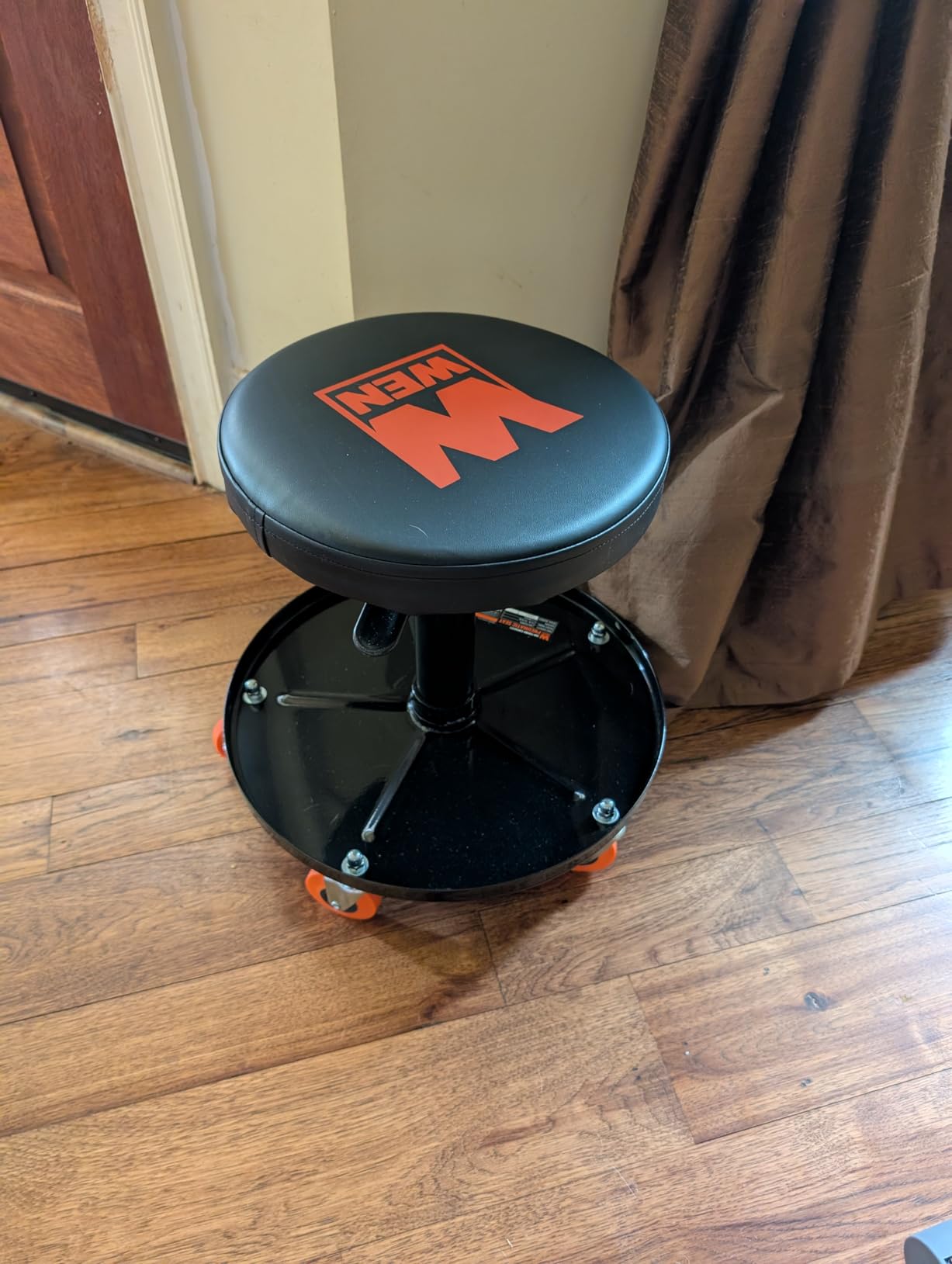 WEN 73012T 300-Pound Capacity Pneumatic Rolling Mechanic Stool customer photo 1