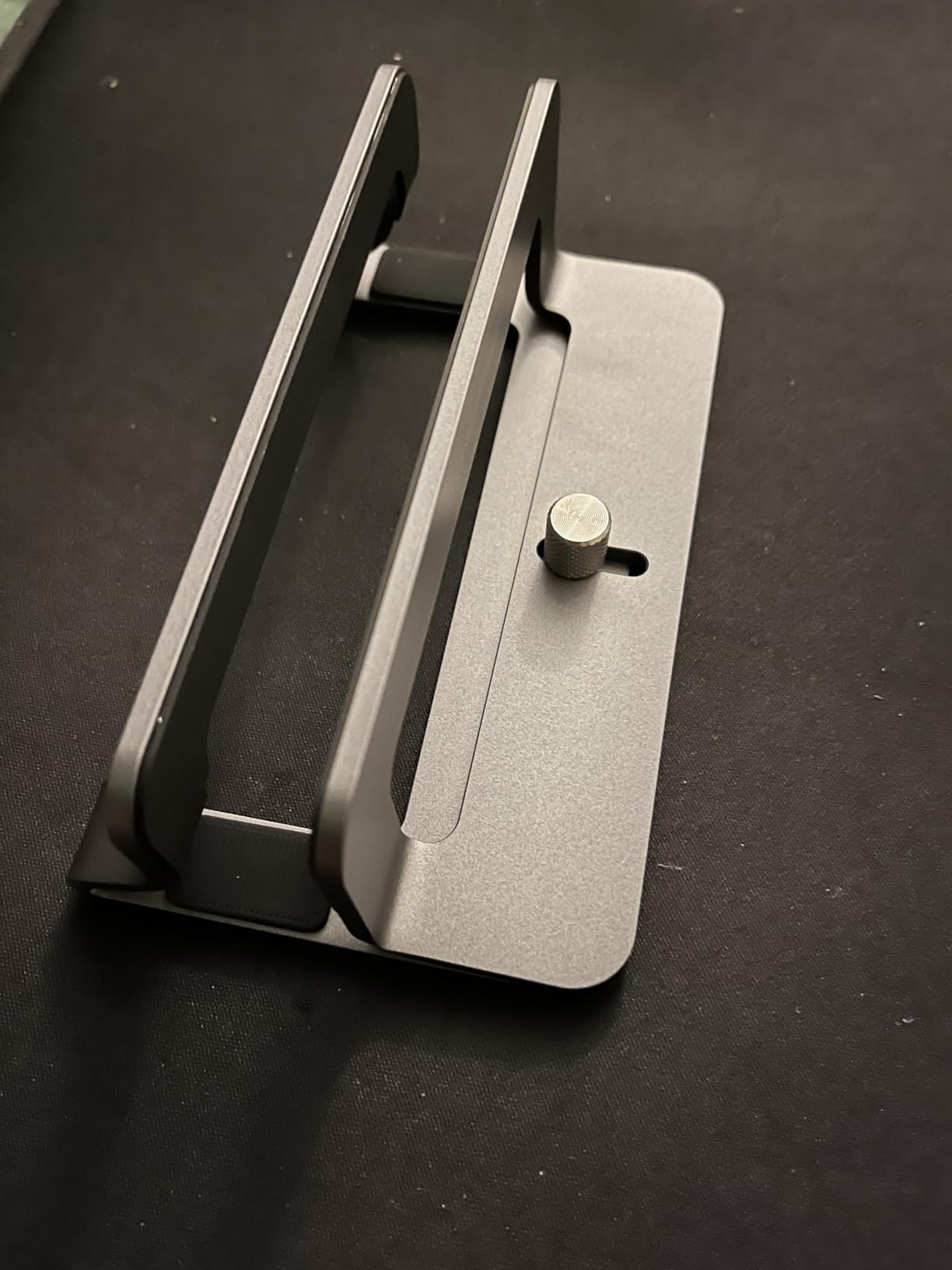 UGREEN Vertical Laptop Stand Holder for Desk Compatible with MacBook Pro, MacBook Air Stand Vertical Aluminum Adjustable for Up to 17.3 Inch Gaming Laptop, Gray customer photo 1