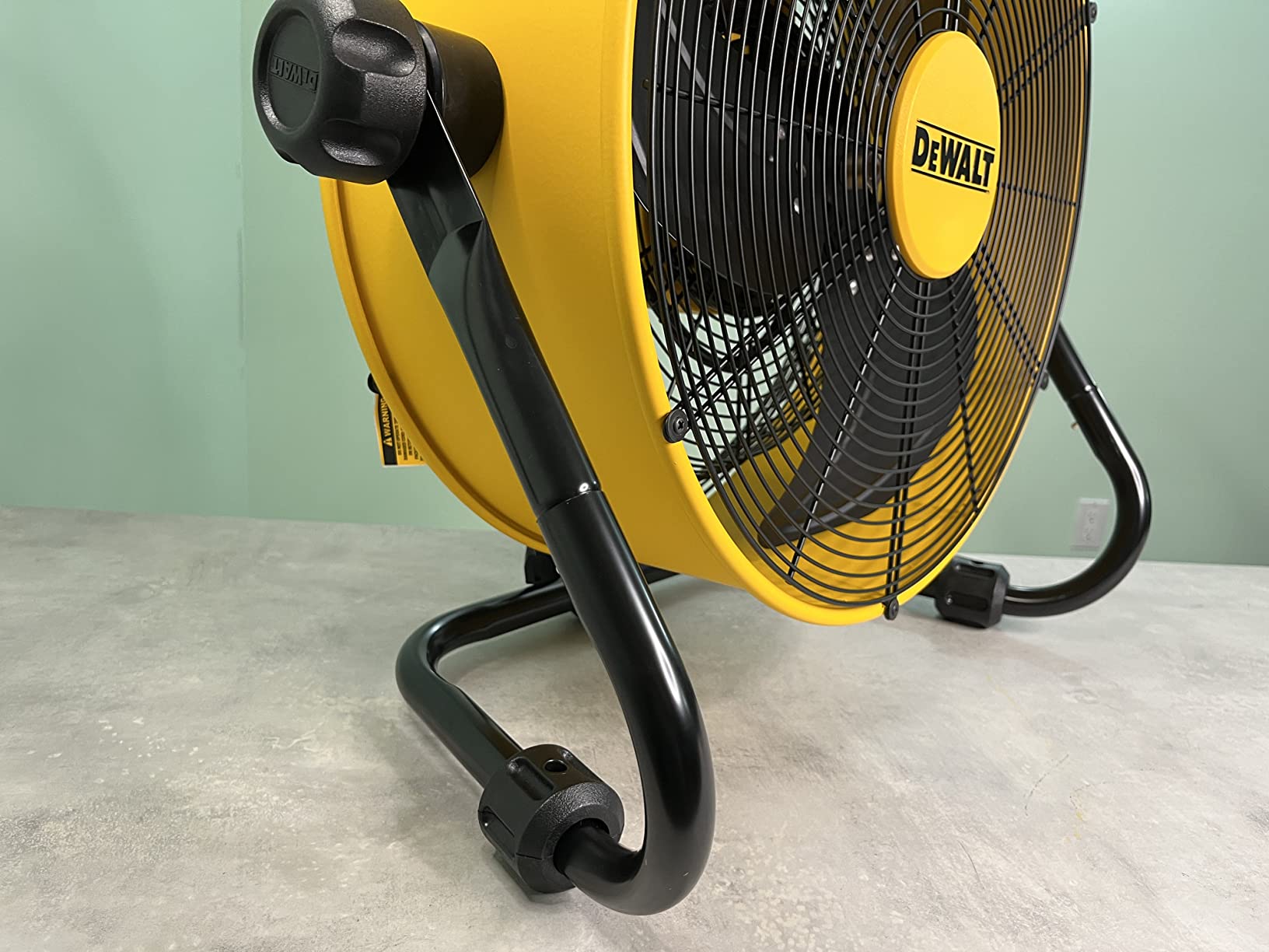 DEWALT 18 Inch Floor Fan, 180° Adjustable Tilting Drum Fan DXF1840, 4200CFM 3-Speed High Velocity Fan Cooling Air Circulator Portable Metal Industrial fan for Shop/Garage/Gym/Patio Yellow customer photo 1
