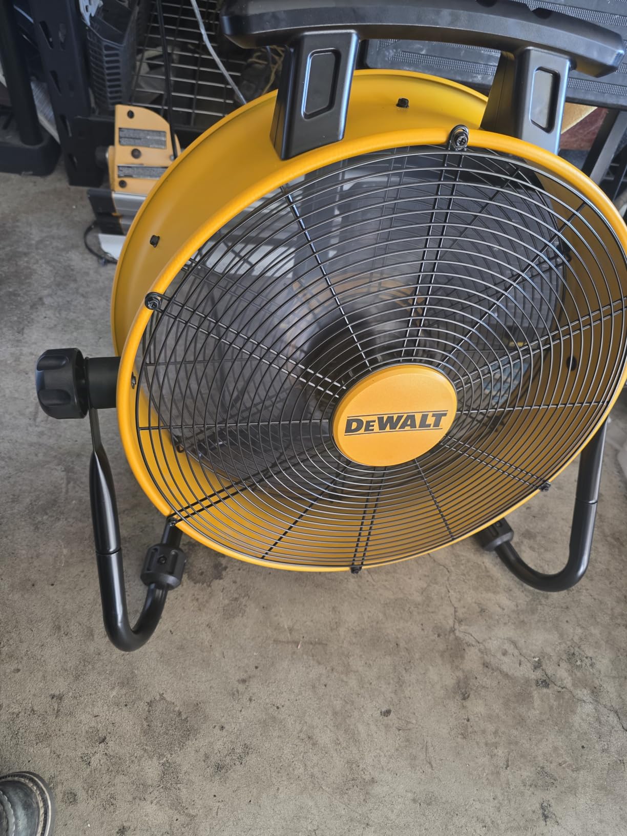 DEWALT 18 Inch Floor Fan, 180° Adjustable Tilting Drum Fan DXF1840, 4200CFM 3-Speed High Velocity Fan Cooling Air Circulator Portable Metal Industrial fan for Shop/Garage/Gym/Patio Yellow customer photo 2