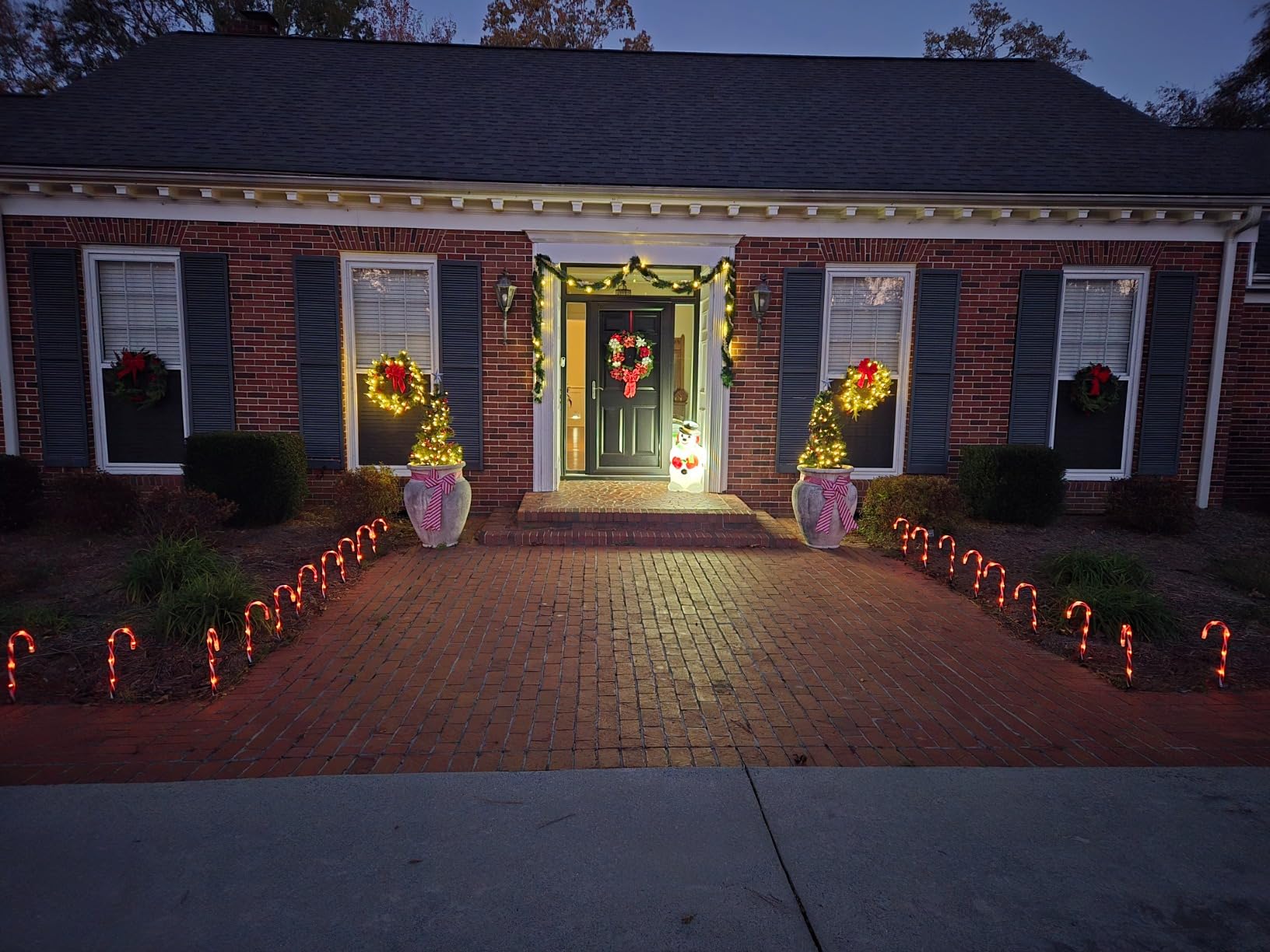 Best Choice Products 30in Pre-Lit Battery Powered Christmas Wreath Artificial Pre-Decorated Holiday Accent w/ 100 Lights, 276 PVC Tips, Ribbons, Pine Cones customer photo 1