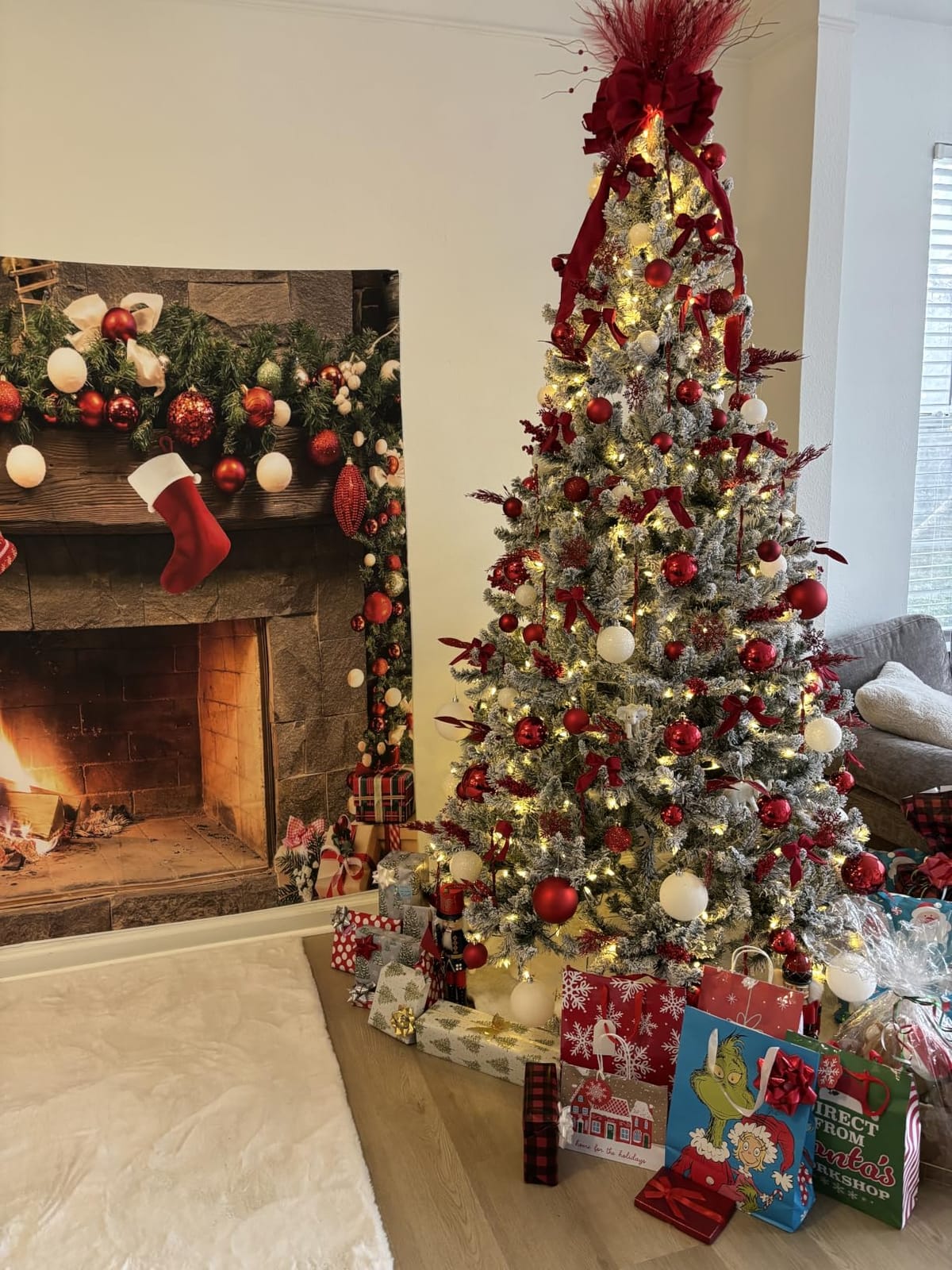 Hykolity 7.5 ft Snow Flocked Christmas Tree, Artificial Christmas Tree wih 450 Warm White Lights, 1446 Branch Tips, Metal Stand and Hinged Branches Included customer photo 1