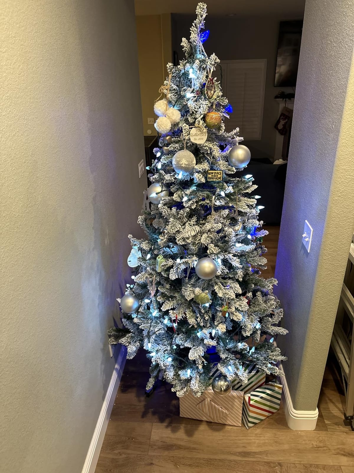 Hykolity 7.5 ft Snow Flocked Christmas Tree, Artificial Christmas Tree wih 450 Warm White Lights, 1446 Branch Tips, Metal Stand and Hinged Branches Included customer photo 2