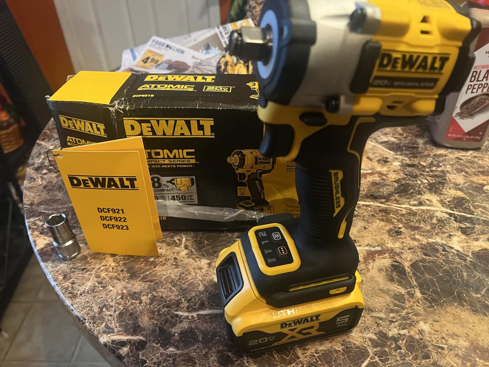DEWALT ATOMIC 20V MAX* 1/2 in. Cordless Impact Wrench with Hog Ring Anvil (Tool Only) (DCF921B) customer photo 2