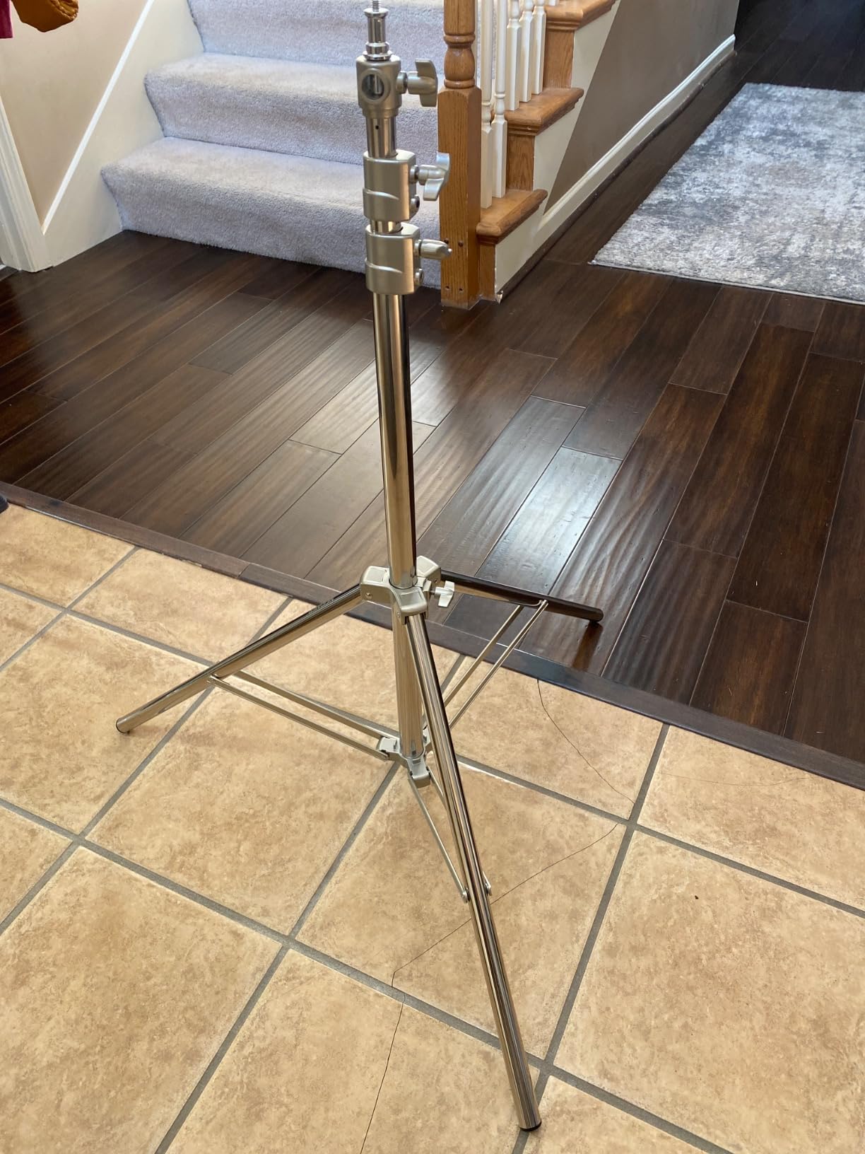 NEEWER 7.2ft/2.2m Stainless Steel Light Stand, Spring Cushioned Heavy Duty customer photo 1