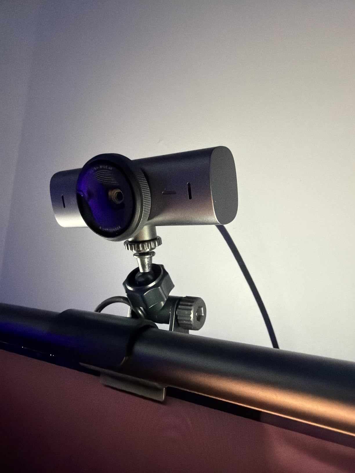 Logitech MX Brio Ultra HD 4K Webcam Collaboration and Streaming - Graphite customer photo 2
