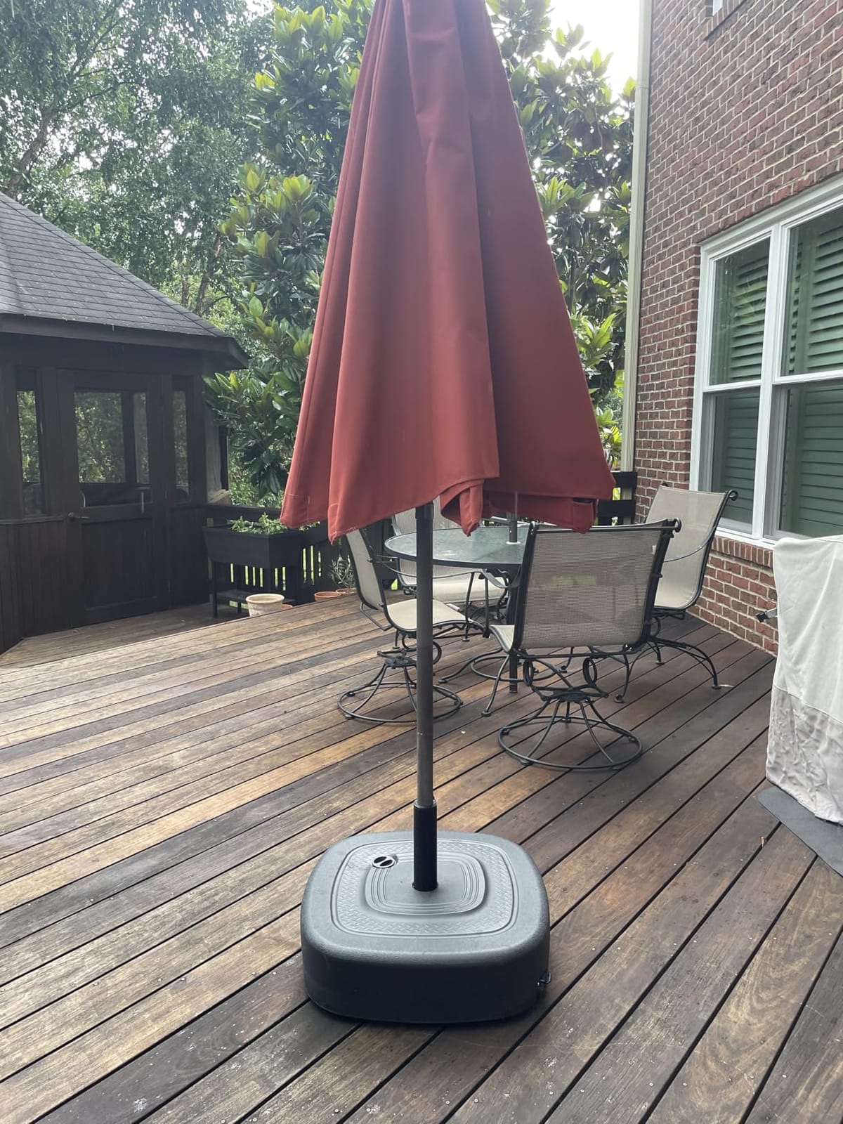FRUITEAM 154lb Capacity Fillable Mobile Umbrella Base with 4 Wheels, Wind-Resistant Heavy Duty Patio Umbrella Base Market Stand Water or Sand Filled, for Patio, Deck, Poolside w/ 2 Locks, 2 Knobs customer photo 2