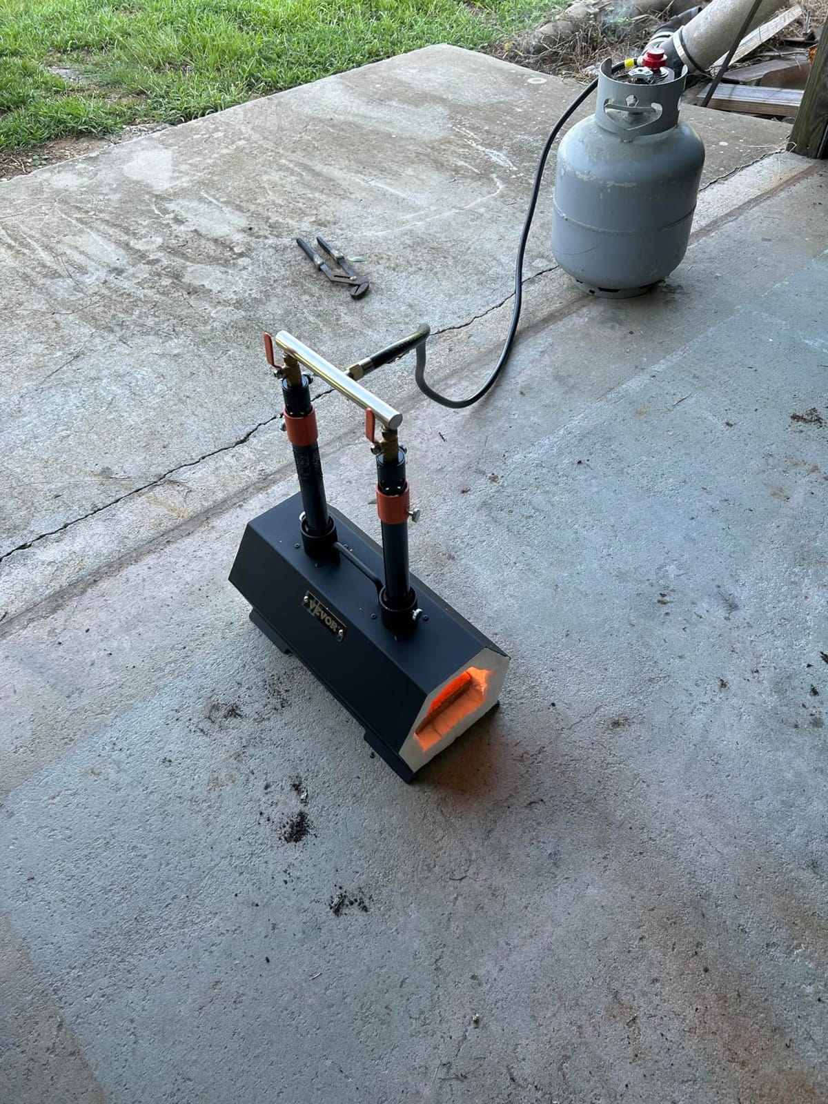 VEVOR Portable 2 Burner Propane Forge, 2600°F Metal and Knife Blacksmithing Forges, Large Capacity Farrier Forging Tools and Equipment, Complete Mini Forge Kit | Large Capacity Blacksmith Farrier Forges, Mini Furnace Blacksmithing, Gas Forging Tools and Equipment, Complete Kit, Black customer photo 1