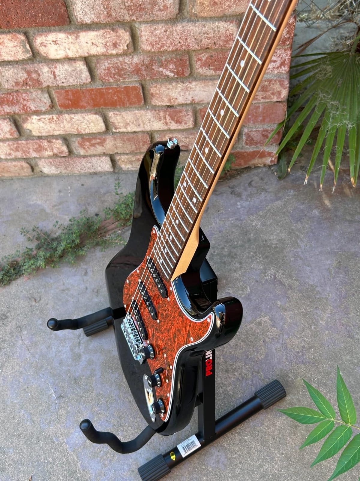 Fender Affinity Stratocaster HSS - Natural Bundle with Frontman 10G Amplifier, Gig Bag, Tuner, Instrument Cable, Strap, Picks, and Austin Bazaar Instructional DVD customer photo 1