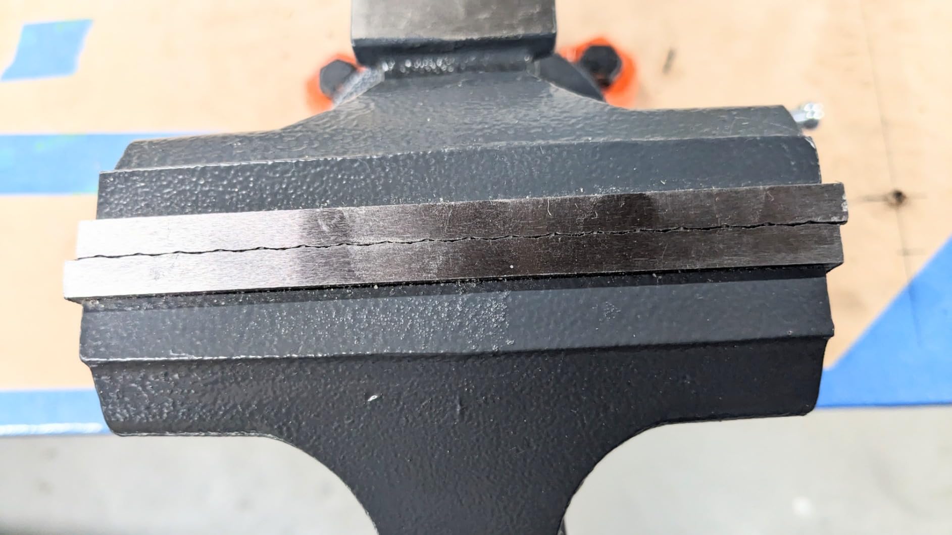 VEVOR Bench Vise, 6-inch Jaw Width 5.9-inch Jaw Opening, 360-Degree Swivel Locking Base Multipurpose Vise w/Anvil, Heavy Duty Ductile Iron Workbench Vise w/Bolts & Nuts, for Drilling, Pipe Cutting | 5.9-inch Jaw Opening customer photo 1