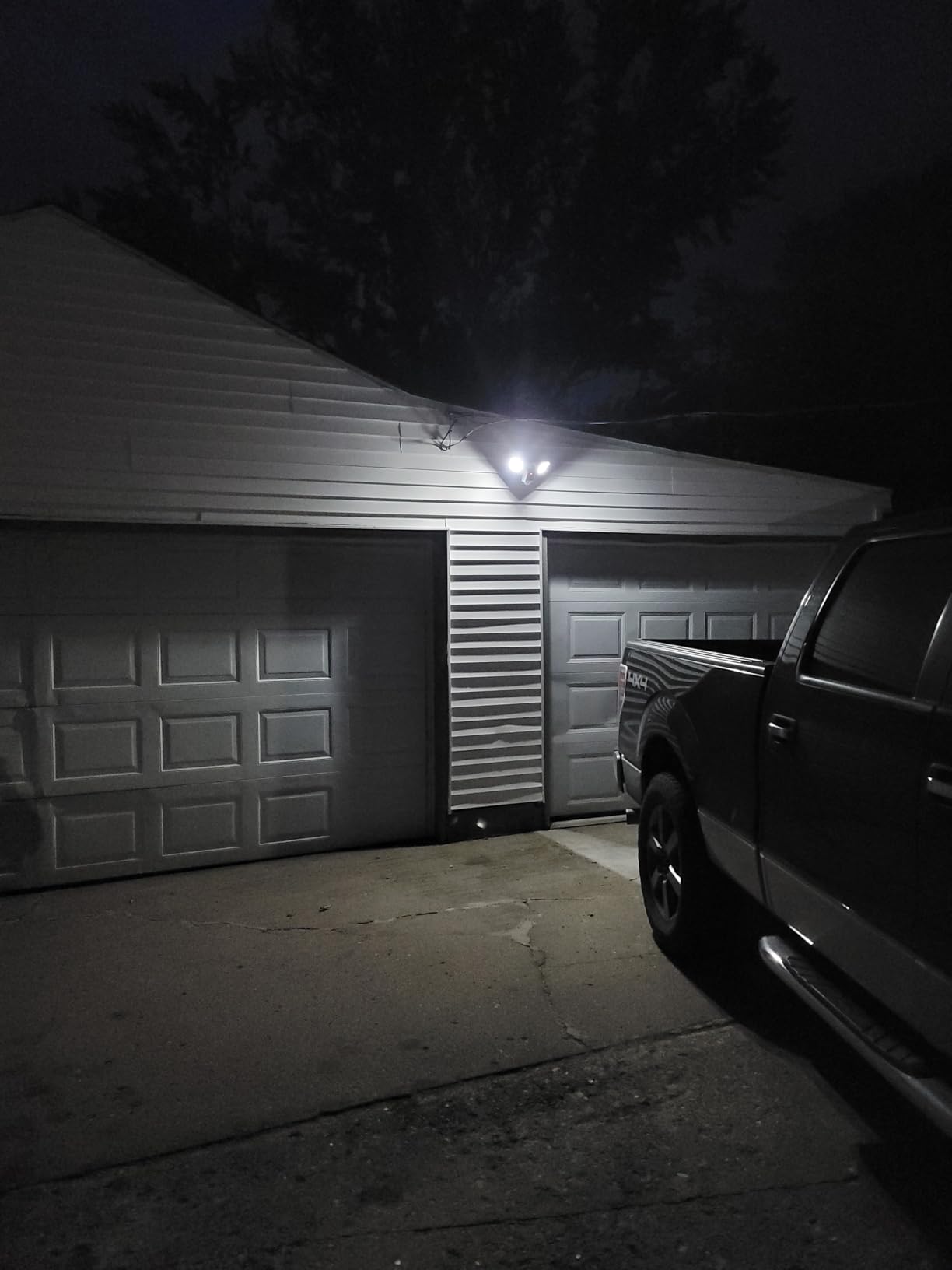 WYZE Floodlight Camera v2, 2K HD Outdoor Security Camera with 2800 Lumens customer photo 1