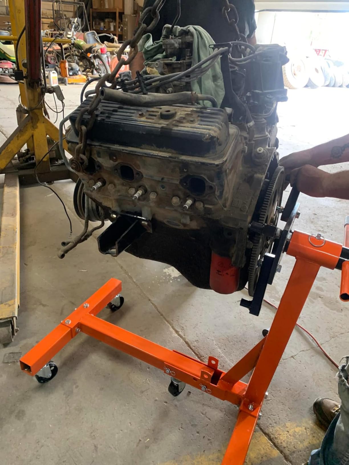 VEVOR Engine Stand 1500 LBS Capacity 360° Rotating Head with 5 Casters | Heavy Duty Steel Motor Stand with 4 Adjustable Arms, Ideal for Engine Repair, Vehicle Maintenance and Auto Workshop Use customer photo 2