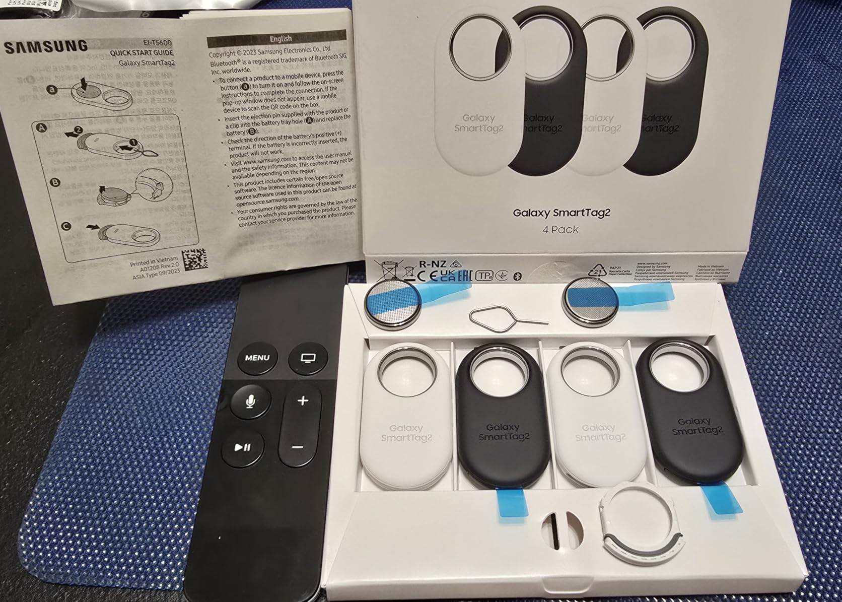 Samsung SmartTag2 (2023) Bluetooth + UWB, IP67 Water and Dust Resistant, Findable via App, 1.5 Year Battery Life (4-Pack) - Black/White (Global Edition, No US Warranty) customer photo 1