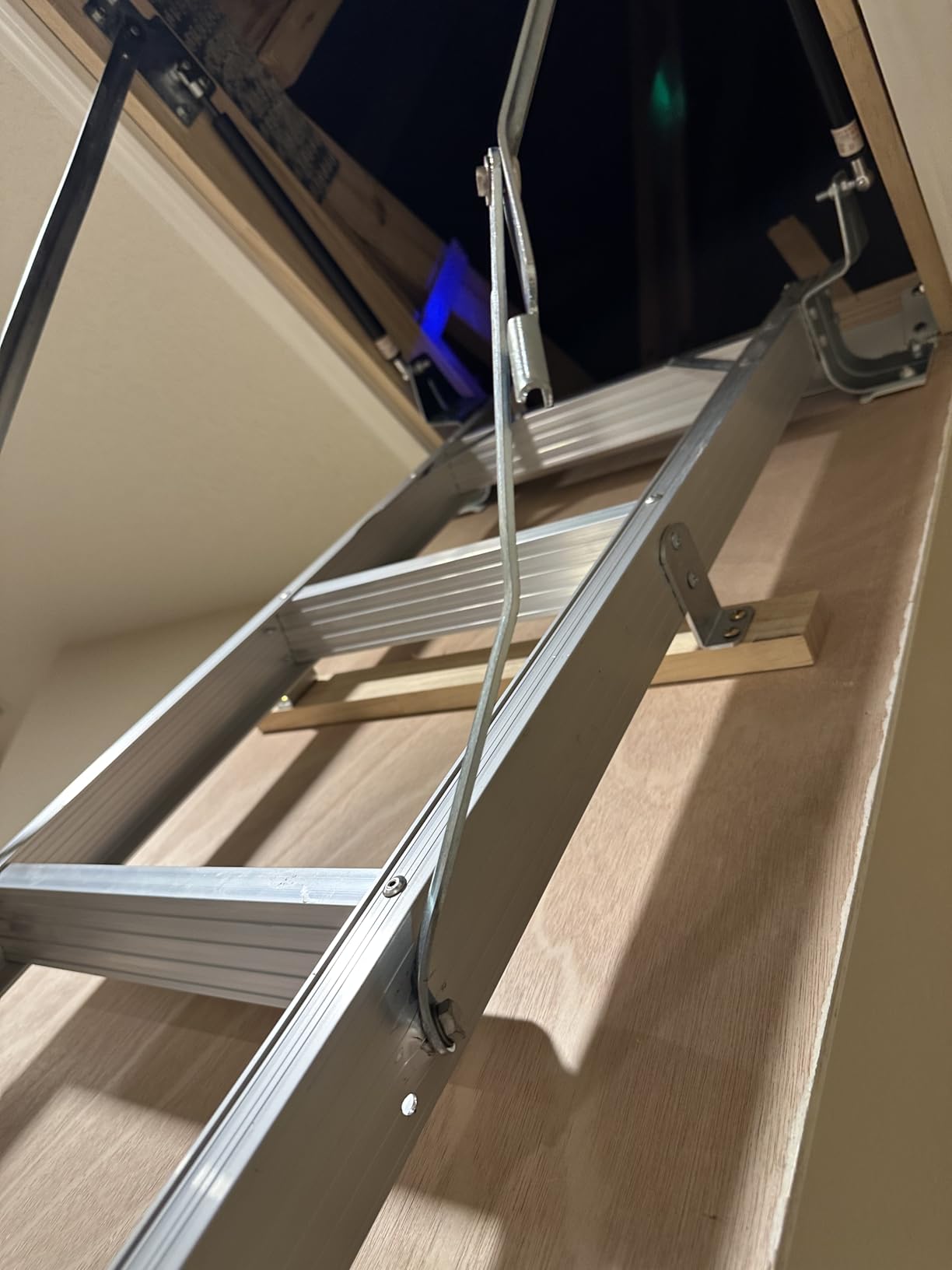 VEVOR Attic Ladder Foldable, 350-pound Capacity, 22.5