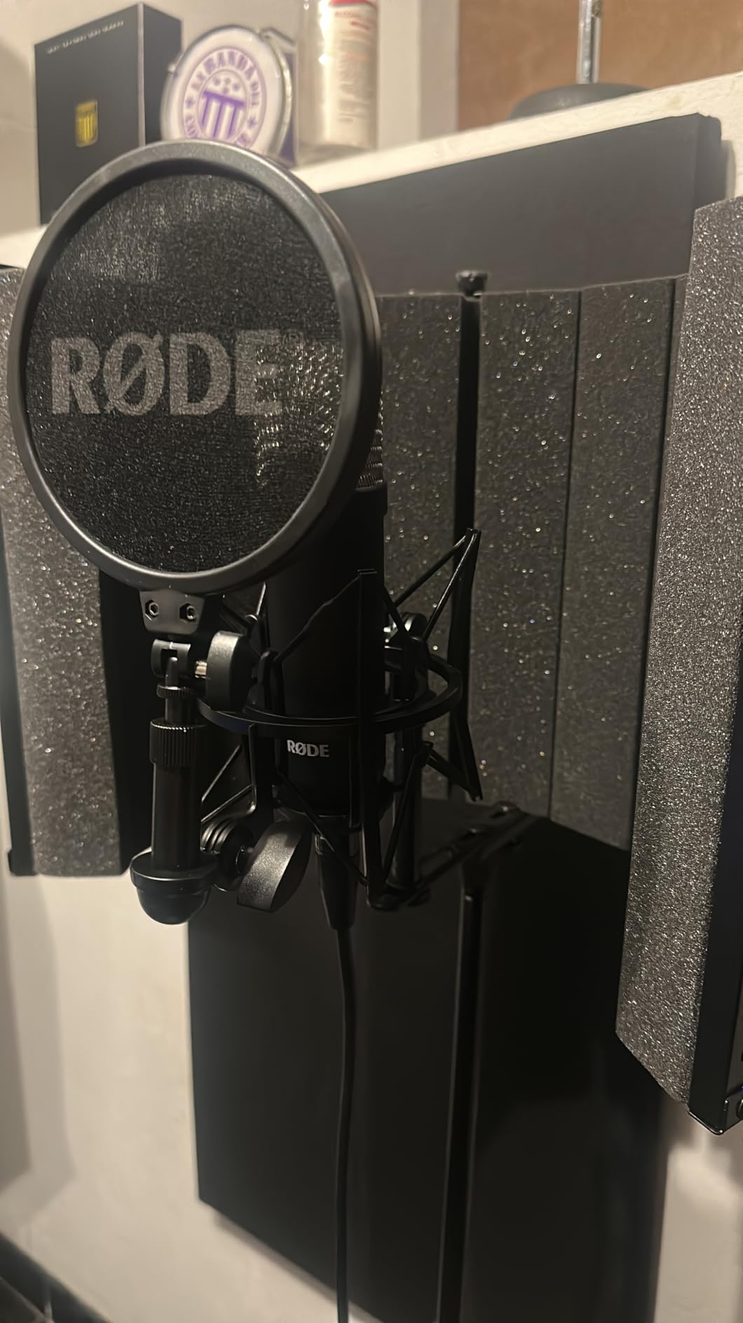 RØDE NT1 Signature Series Large-Diaphragm Condenser Microphone with Shock Mount, Pop Filter and XLR Cable for Music Production, Vocal Recording, Streaming and Podcasting (Black) customer photo 1
