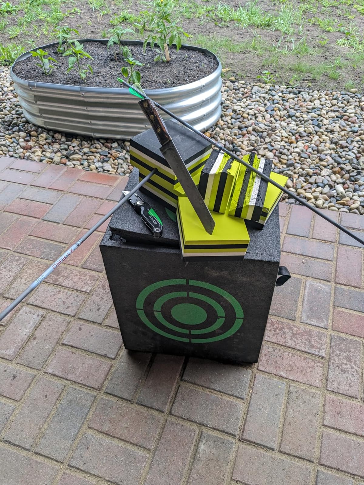 VEVOR Archery Target Block, All-Side Bow Target Block, Outdoor Portable Archery Target with Carry Handle, Easy Arrow Removal, Great Visibility, Lightweight, Easy to Transport, Black customer photo 1