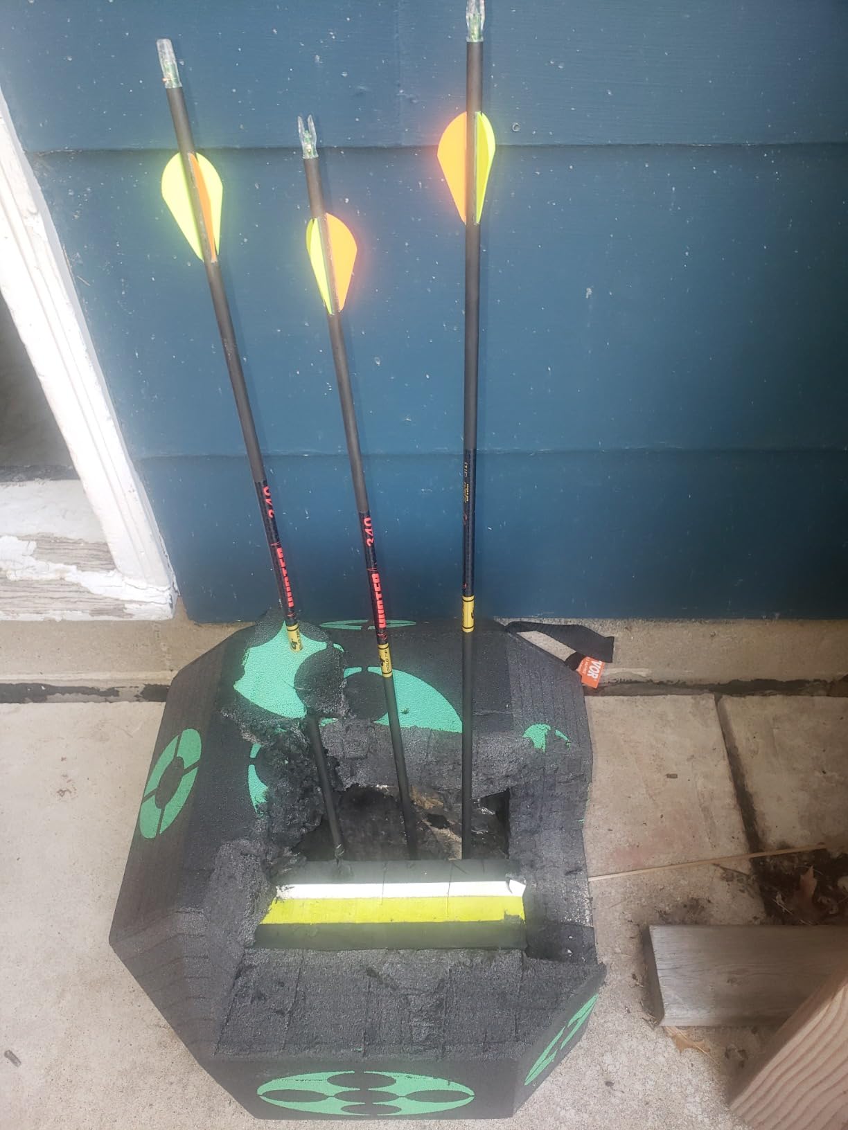 VEVOR Archery Target Block, All-Side Bow Target Block, Outdoor Portable Archery Target with Carry Handle, Easy Arrow Removal, Great Visibility, Lightweight, Easy to Transport, Black customer photo 2