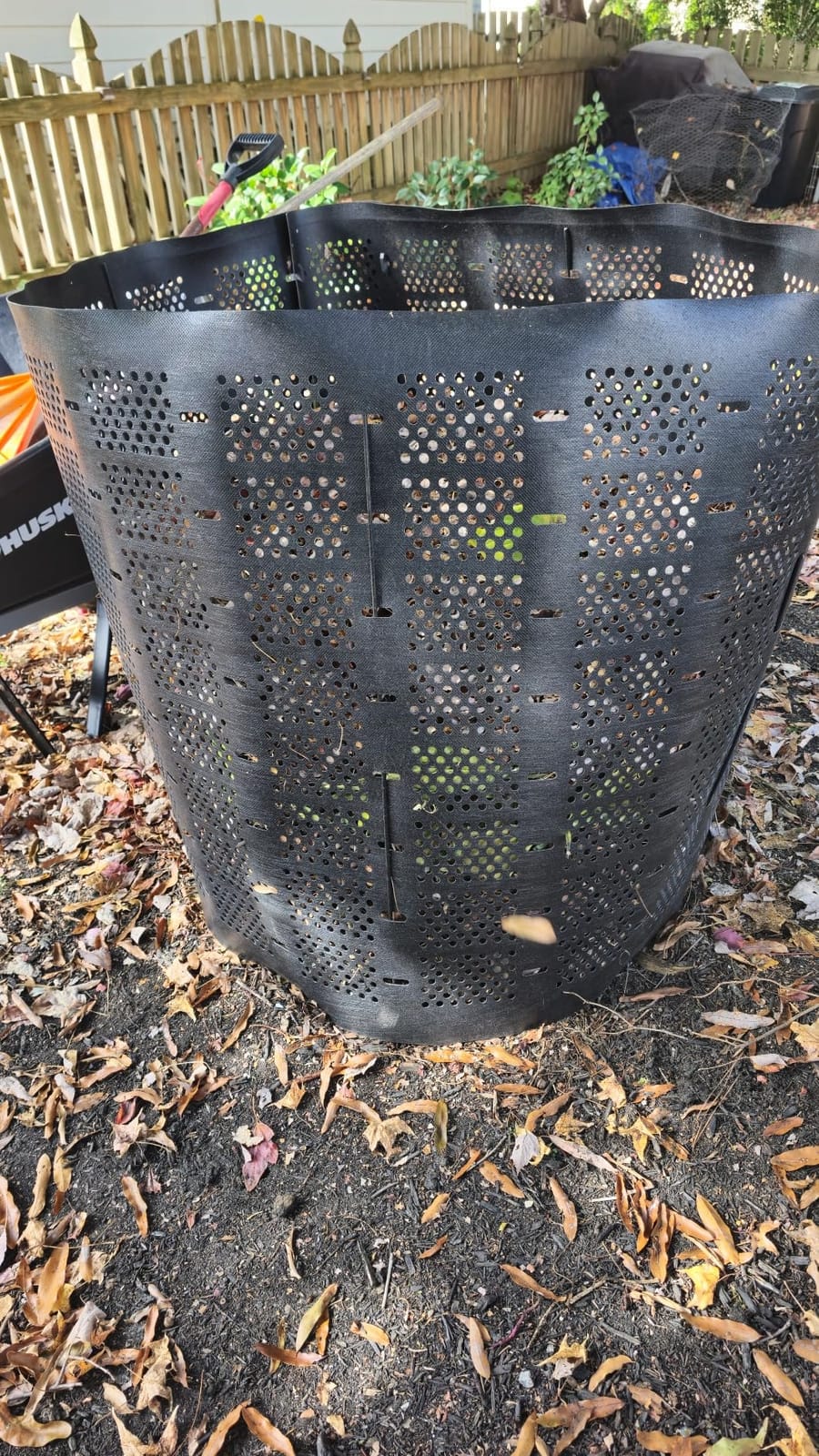 VEVOR Compost Bin 220 Gallon, Outdoor Expandable Composter, Easy to Setup & Large Capacity Composting Bin, Fast Creation of Fertile Soil customer photo 1