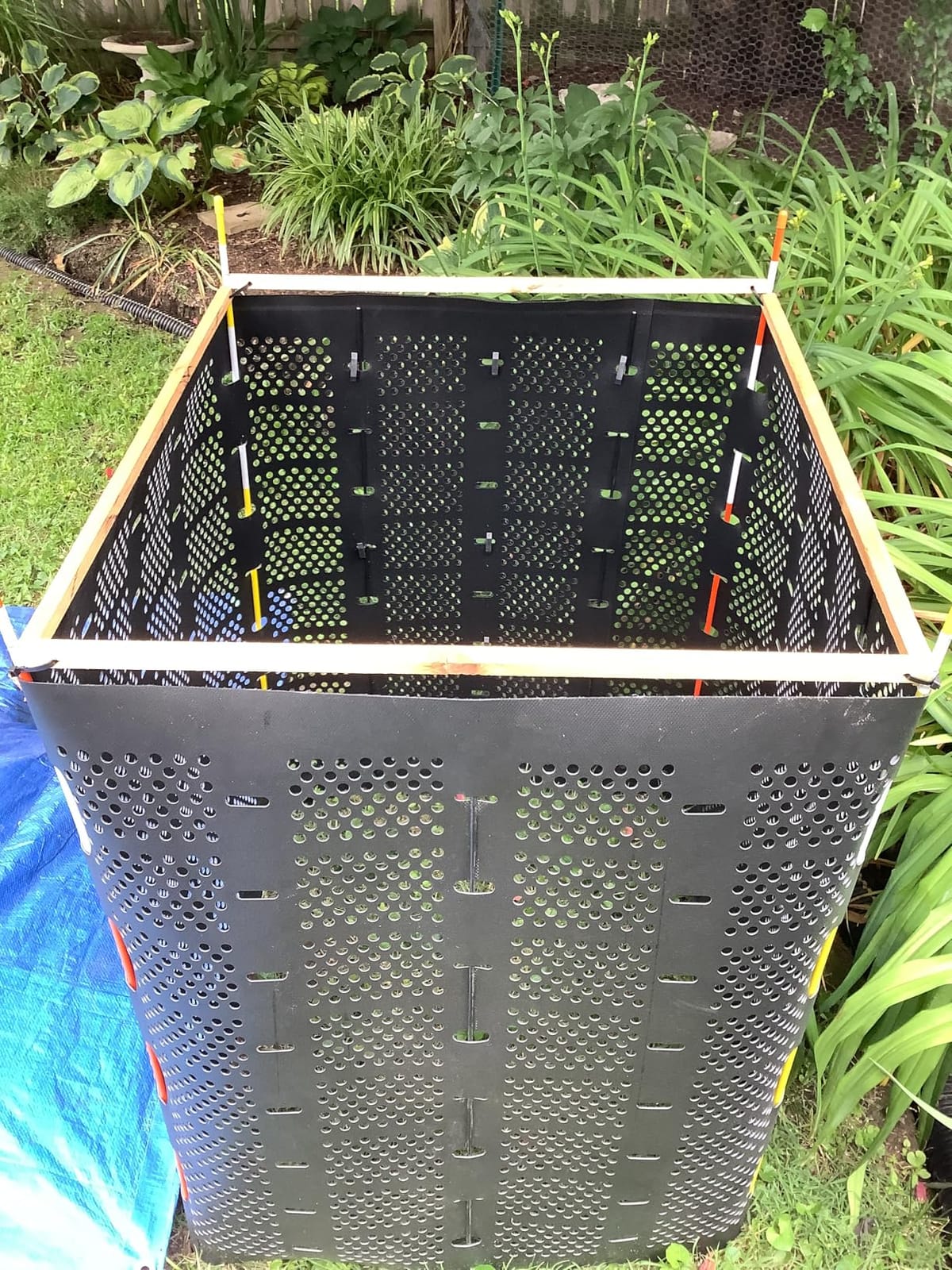 VEVOR Compost Bin 220 Gallon, Outdoor Expandable Composter, Easy to Setup & Large Capacity Composting Bin, Fast Creation of Fertile Soil customer photo 2