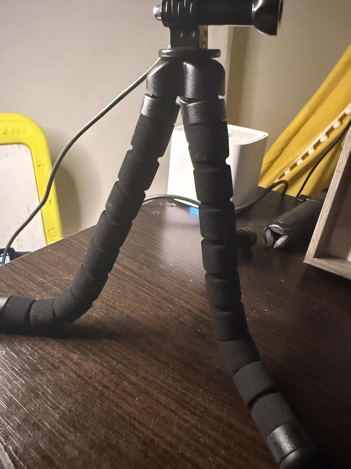 Amazon Basics Portable and Flexible Tripod with Wireless Remote and Smartphone Clamp, 10-inch, Black customer photo 1