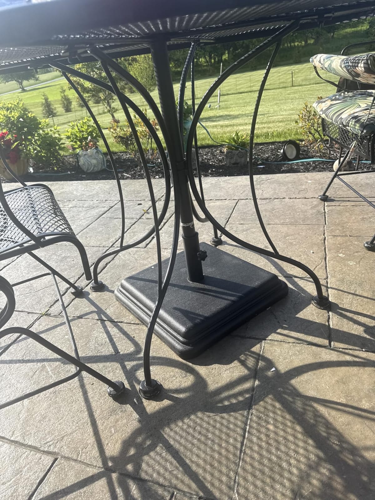US Weight 40lb Outdoor Umbrella Base - Use with Patio Table - Black customer photo 1