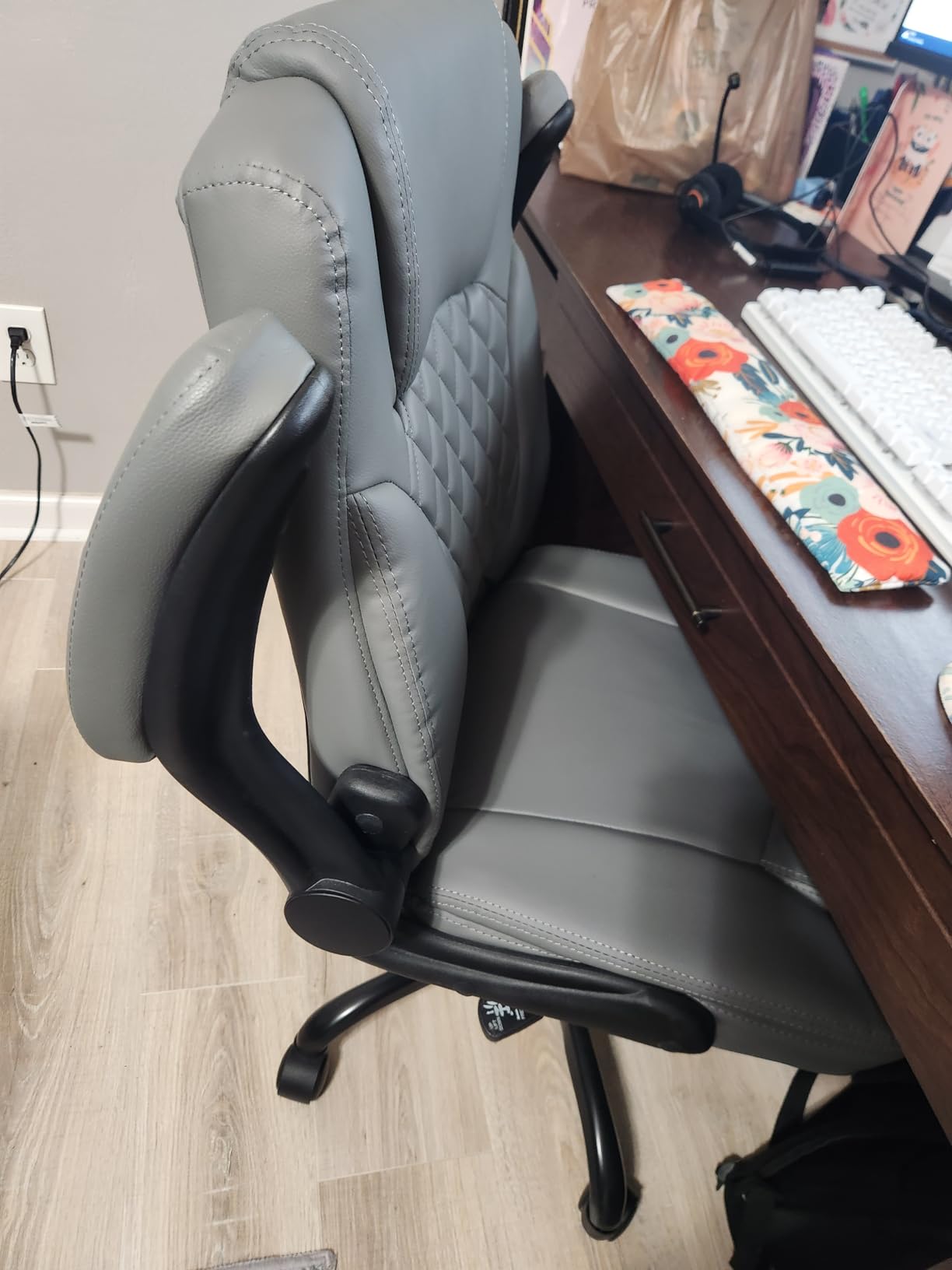 Leather Office Chair, PU Home Computer Desk Chairs with Ergonomic Back Support, 360°Swivel Free，Small Gaming Chair with Wheels and Adjustable Armrests, for Short People Use customer photo 1