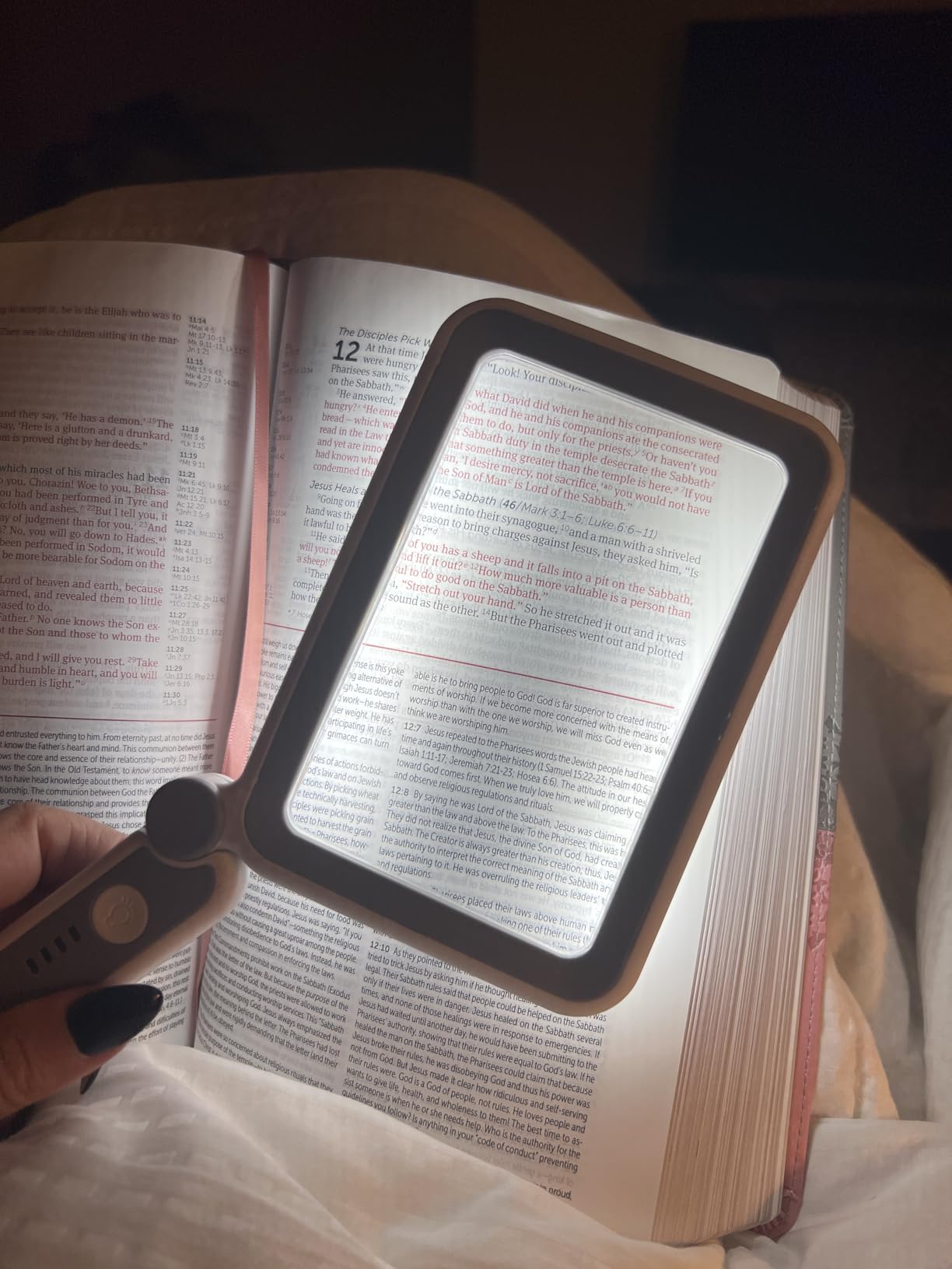 AKKYCVS Magnifying Glass with Light, Rechargeable 5X Large Page Magnifier for Reading, Folding Handheld Dimmable, LED Lighted Rectangle Magnifier for Reading Book Small Print for Seniors Low Vision customer photo 1