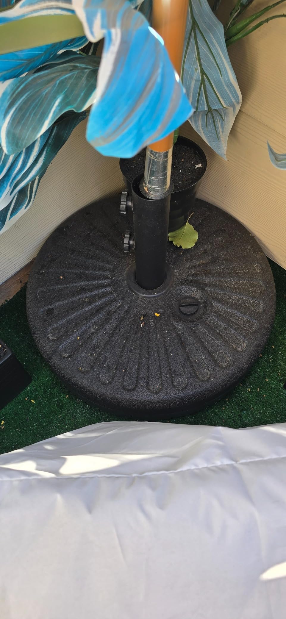 JEAREY 82lb Capacity Outdoor Umbrella Base Water Filled Stand, Patio Umbrella Base Stand, Patio Outdoor Heavy Duty Umbrella Holder Stand (Black) customer photo 1