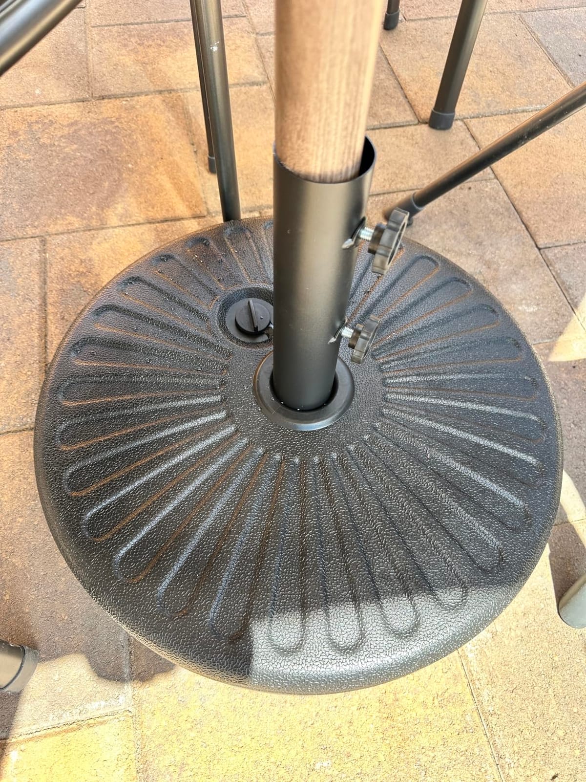 JEAREY 82lb Capacity Outdoor Umbrella Base Water Filled Stand, Patio Umbrella Base Stand, Patio Outdoor Heavy Duty Umbrella Holder Stand (Black) customer photo 2