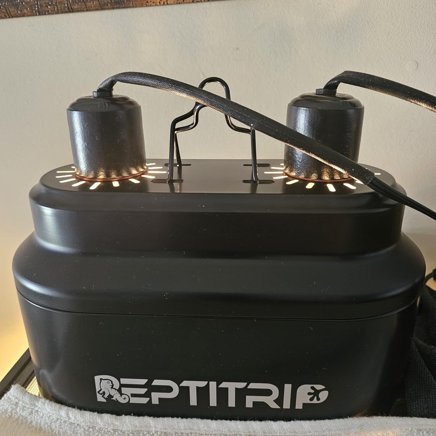 Dual Reptile Light Fixture with Switches, Reptile Heat Lamp Fixture, Reptiles Terrarium UVB Bulb Fixture for Bearded Dragon, Max 160W Each (Bulb Not Included) customer photo 1