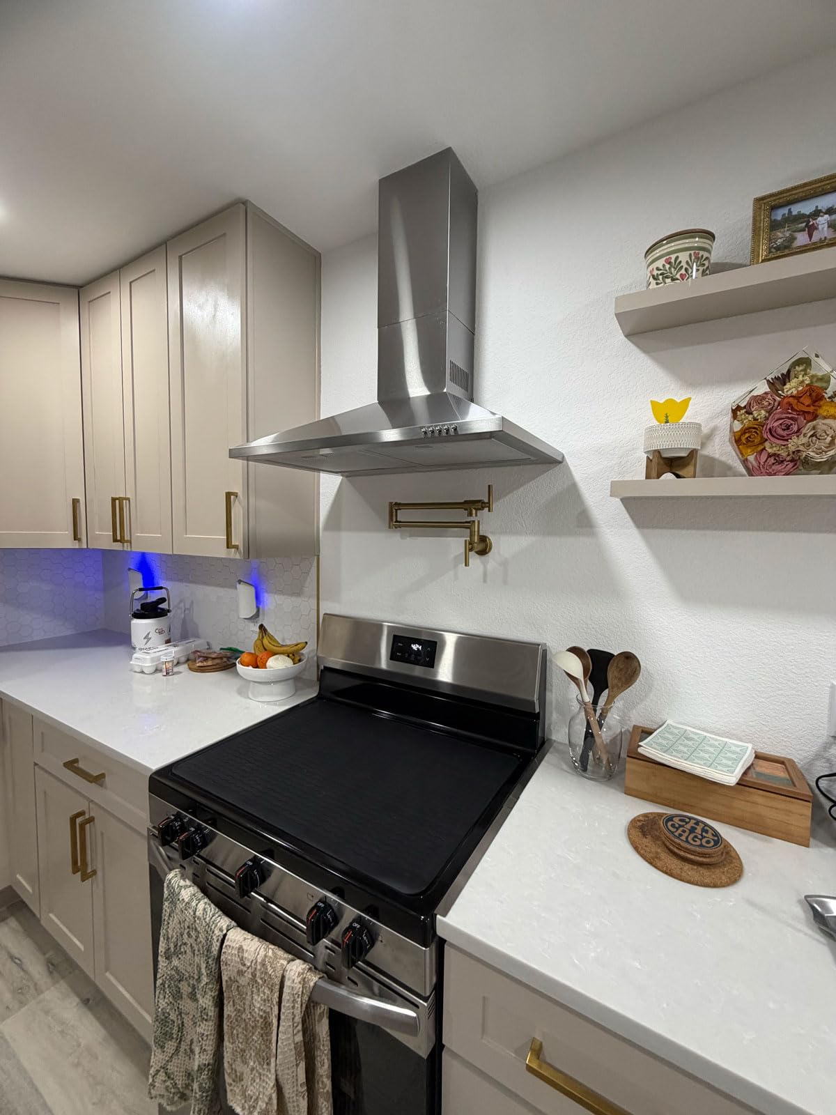 SNDOAS 24 inch Range Hood,Stainless Steel Oven Vent Hood,Wall Mount Kitchen Hood,Ducted/Ductless Chimney-Style Kitchen Exhaust Hood with Push Button Control,Stove Vent Hood with 3-speed Fan customer photo 1