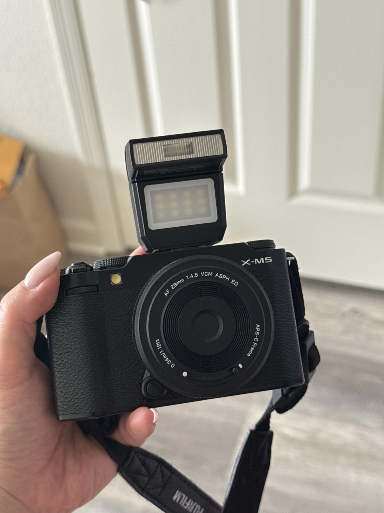 ULANZI SL03 Camera Mini Flash, Speedlite Video Light GN8 6500K for DSLR | For Sony/Canon/Fuji/Nikon, CRI 97, with Single-contact Universal Hot Shoe Mount, 90° Angle Adjustable, Typ-c Rechargeable customer photo 1