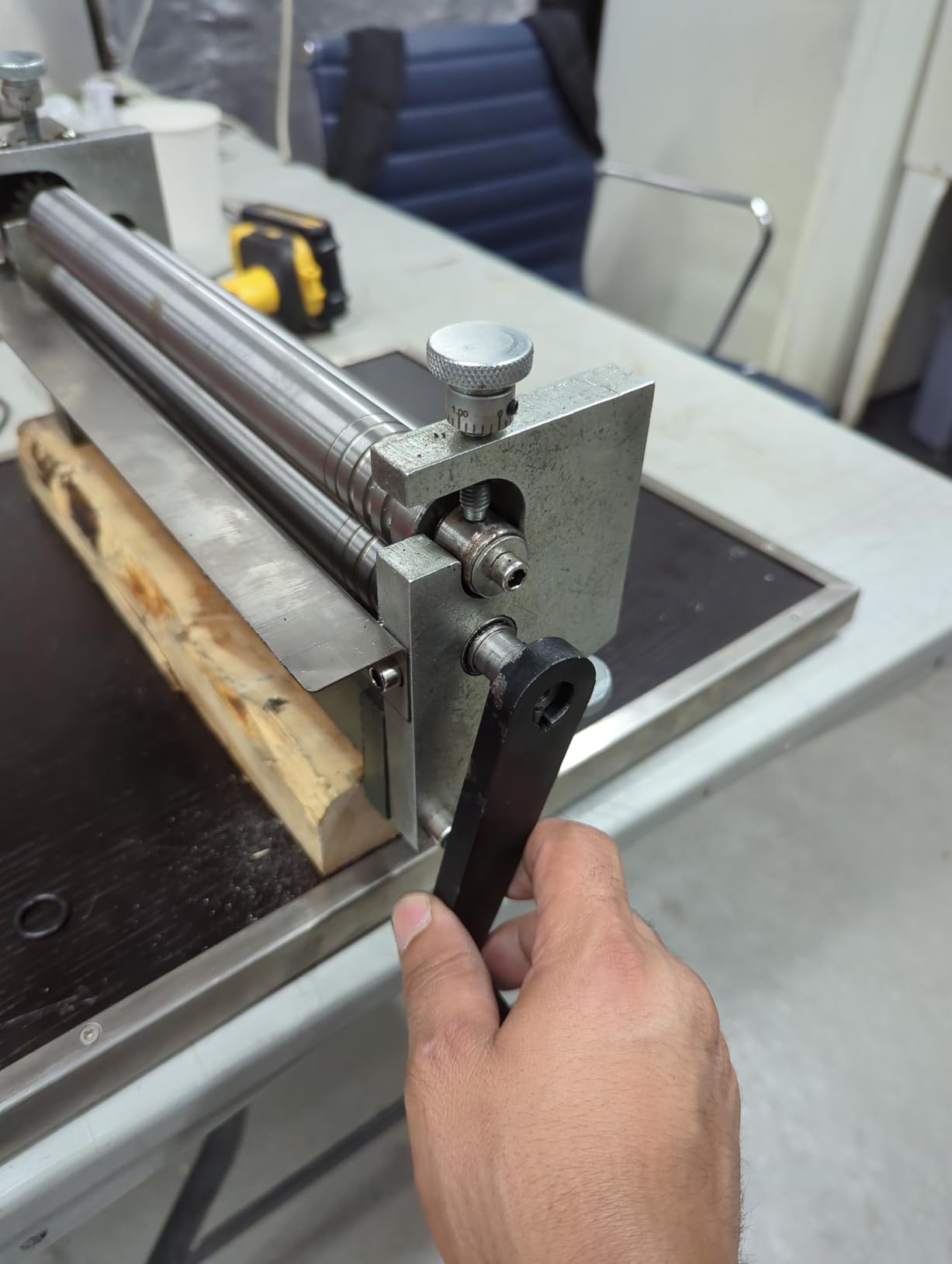 VEVOR Slip Roller, 12.6 inches, Sheet Metal Slip Roll Machine, 20 Gauge Capacity, Rolling Bending Machine with Detachable Rollers, 21 HRC, for Aluminum Alloy Sheet Low Carbon Steel Copper Sheet customer photo 2