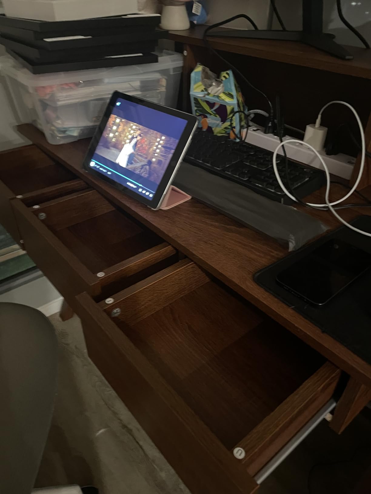 Giantex Mid Century Modern Desk with 3 Drawers, Vintage Computer Desk with Hutch & Monitor Stand, Makeup Vanity Table, Home Office Workstation for Small Spaces, Study Writing Desk for Bedroom, Walnut customer photo 1