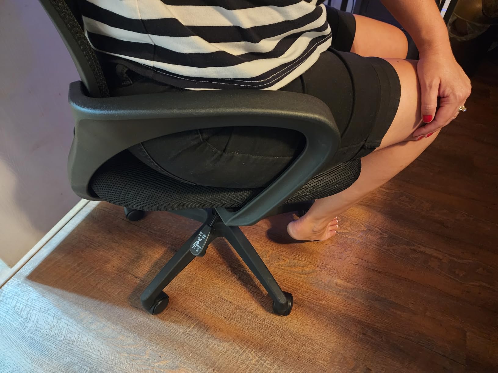 BestOffice Ergonomic Office Chair | Mid-Back Swivel Desk Chair | Dark Black | with Lumbar Support, Adjustable Height & Breathable Backrest | Sponge Seat & Rolling Wheels | for Home, Office | Pack of 1 customer photo 1