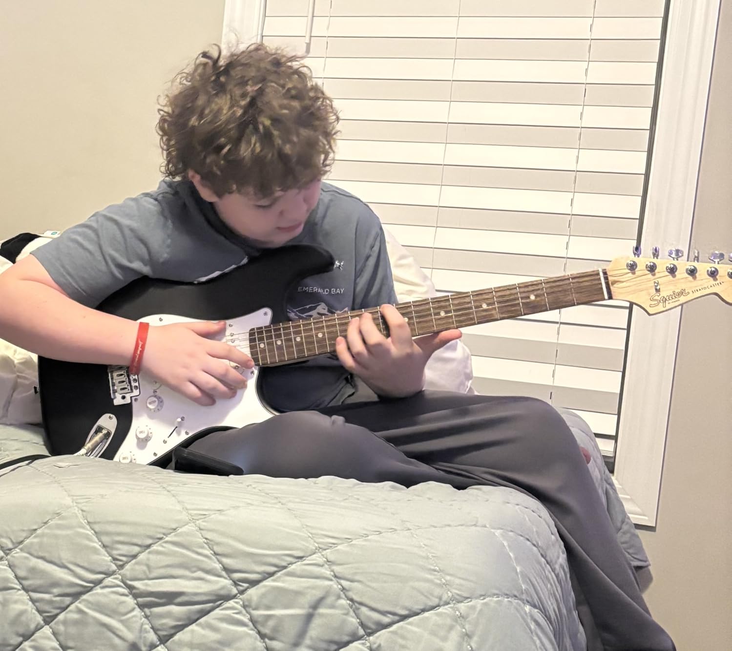 Fender Mini Stratocaster Beginner Electric Guitar Kit with Amp, Daphne Blue customer photo 2