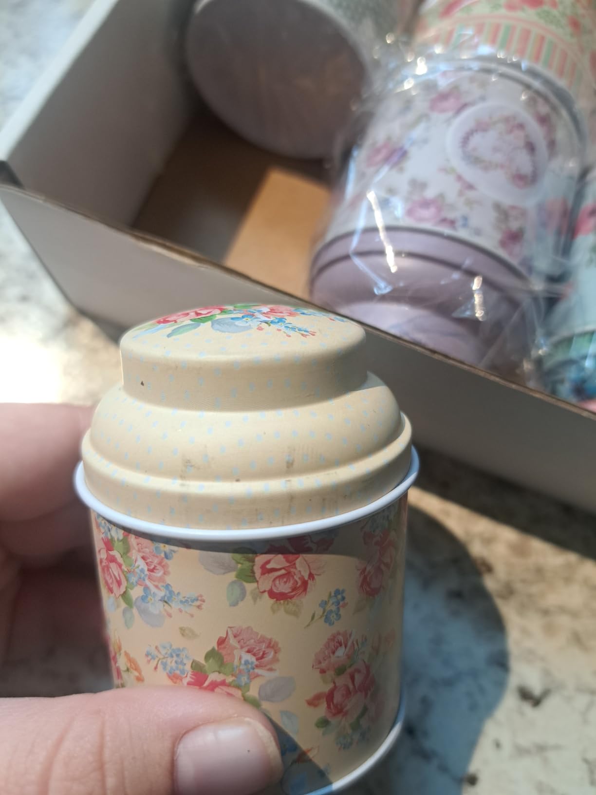 TooGet Tea Tin Canisters 6Pcs - Loose Leaf Tea Storage Small Empty Tins Vintage Round Airtight Storage Tin Containers with Lids, Tinplate for Teas, Coffee, Herbal, Spices & Dry Food (3.93 x 4.13 in) customer photo 2