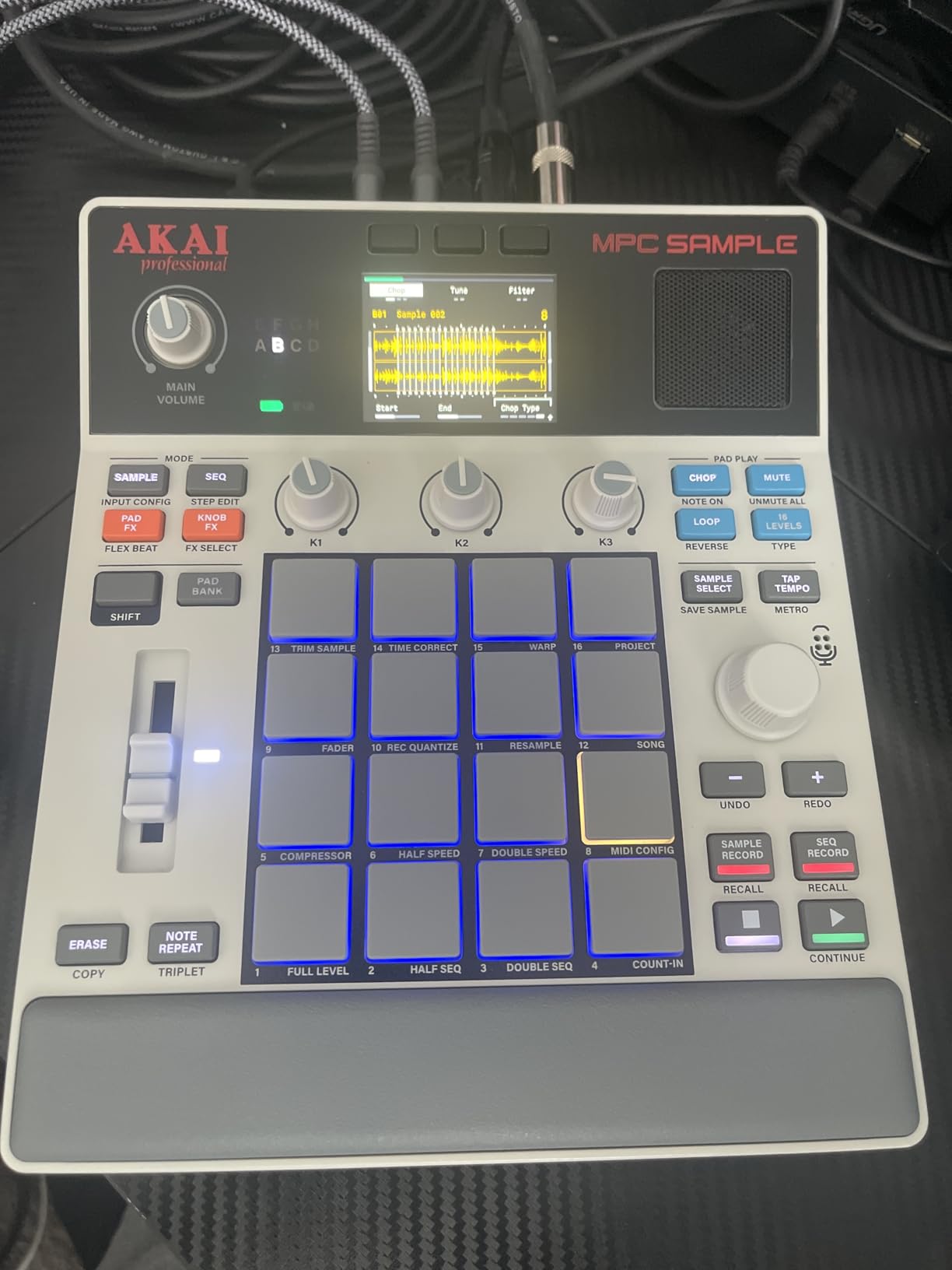 Akai Professional MPC Sample Portable Sampler | Standalone, Rechargeable Battery, USB-C, Speaker, Microphone, for Sampling, Sequencing and Music Production customer photo 2