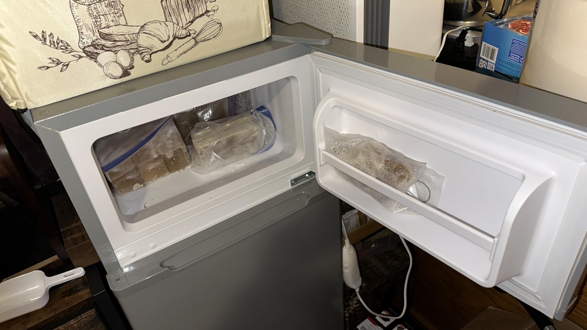 COWSAR 2.5 Cu.Ft Mini Dorm Fridge with Freezer for Bedroom, Office, Silver customer photo 1