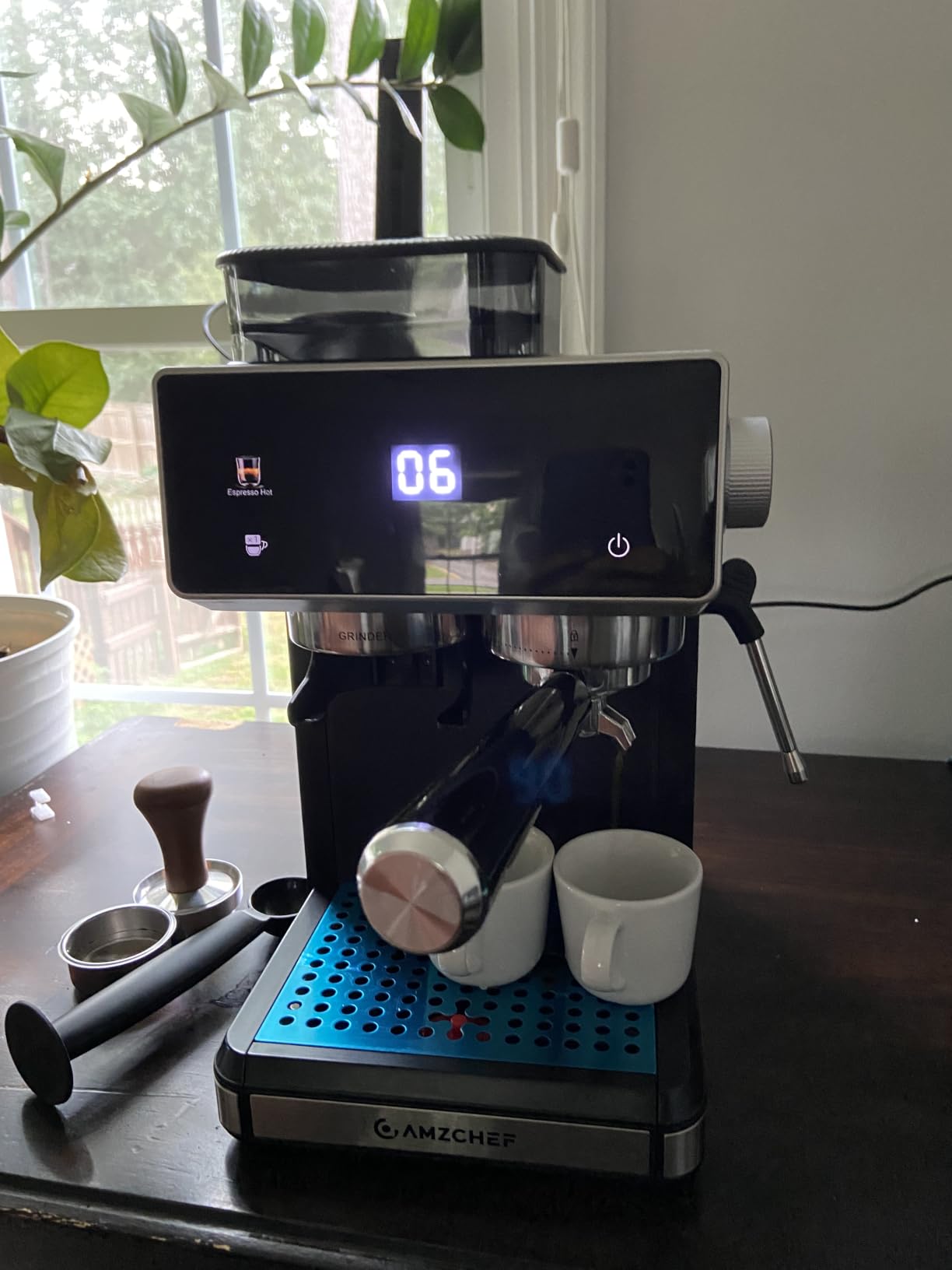 AMZCHEF Espresso Machine with Grinder, Latte & Cappuccino for Home Use | 20 Grind Settings, Built-In Grinder, Hot & Cold Brew, 30s Heat-Up, 3 Temps, 3-10s Pre-Infusion, Milk Frothing, Compact Design customer photo 1