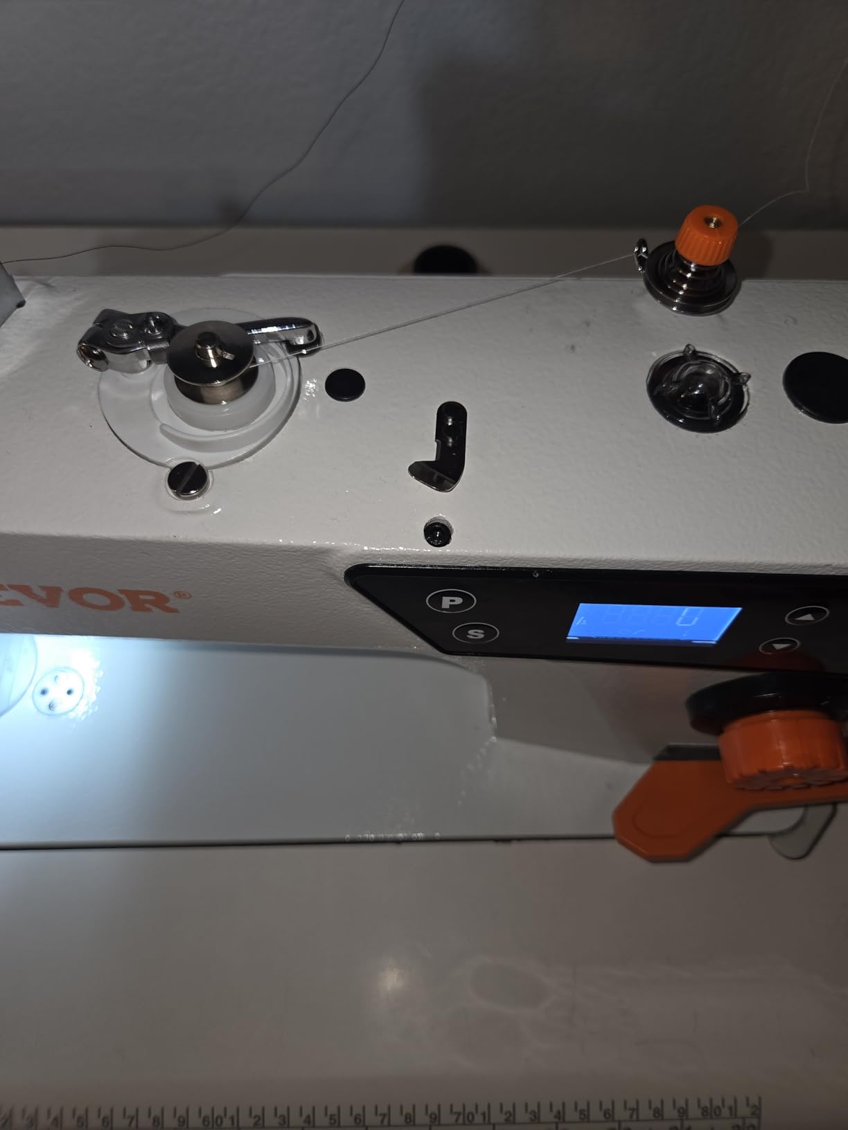 VEVOR Industrial Lockstitch Sewing Machine, 550W Commercial Set with Servo Motor & Table Stand, 5000 SPM High Speed, Metal Frame, LCD Panel, LED Light for Cotton Wool Denim Leather Canvas customer photo 1