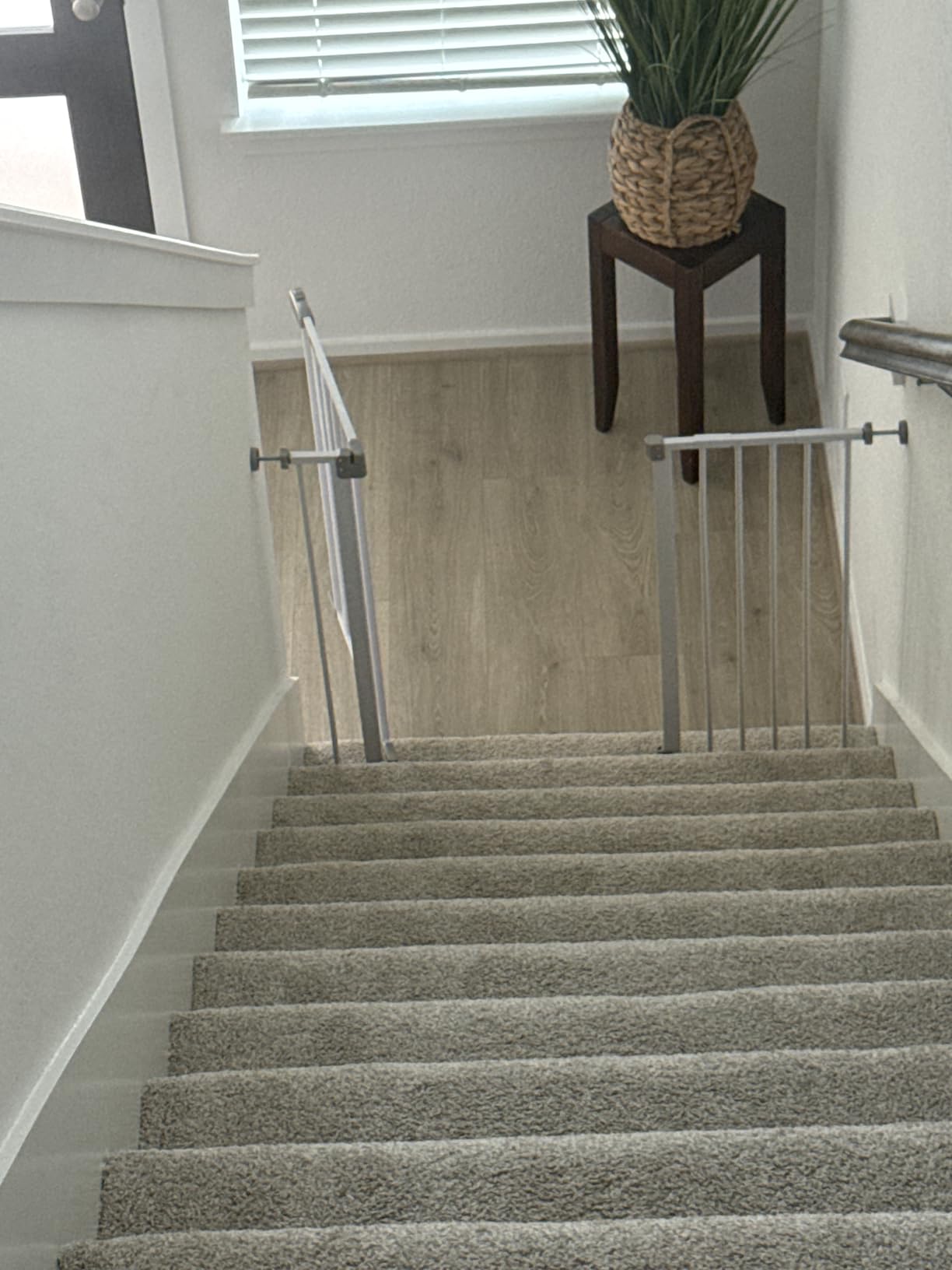 InnoTruth 29.6-39.1 in Wide Baby Gate for Stairs and Doorways, Black customer photo 1