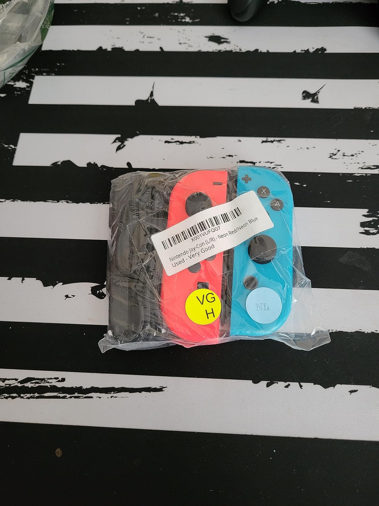 Nintendo Joy-Con (L/R) - Neon Red/Neon Blue customer photo 1
