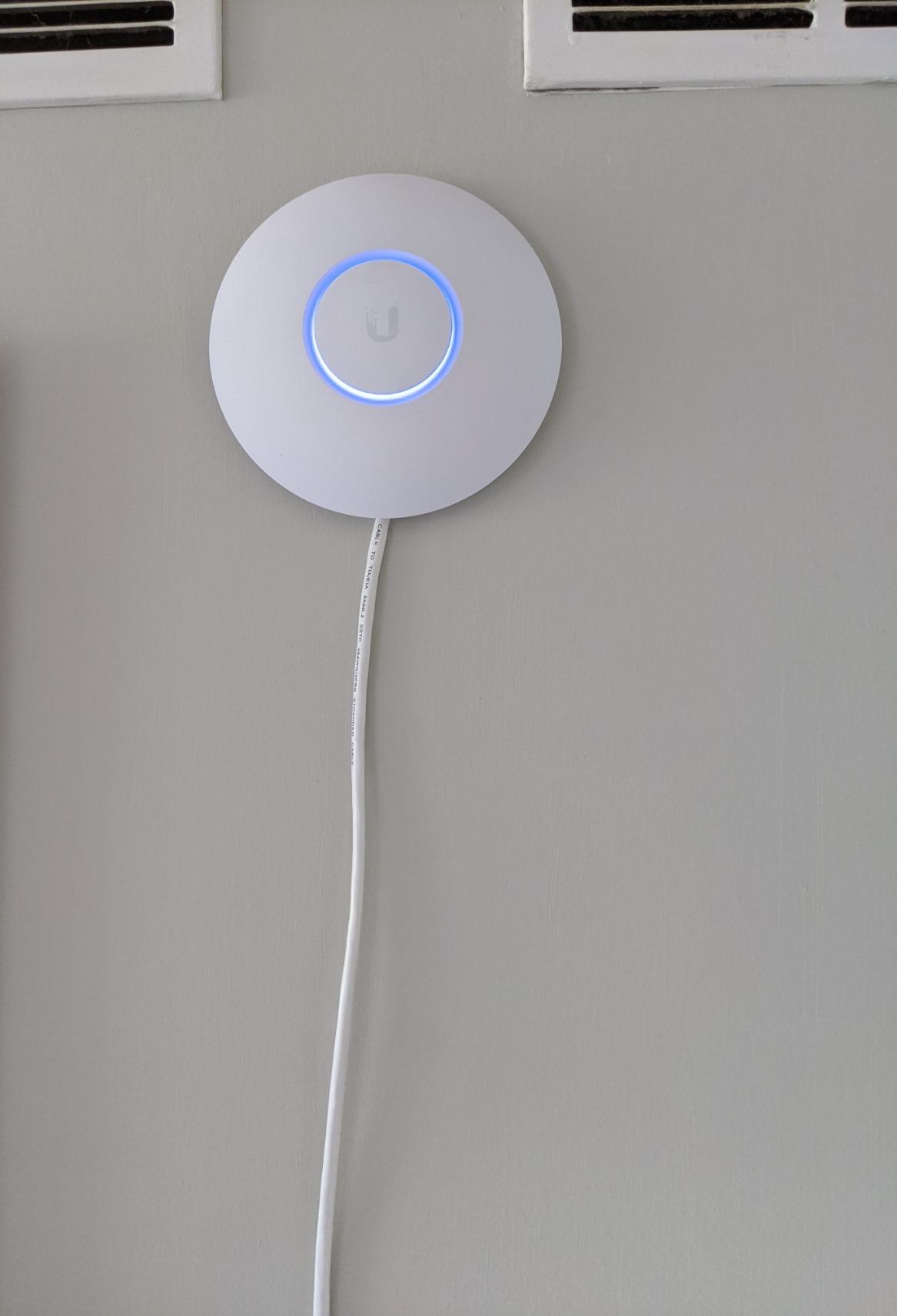 Ubiquiti UniFi nanoHD Compact 802.11ac Wave2 MU-MIMO Enterprise Access Point ( UAP-NANOHD-US) customer photo 2